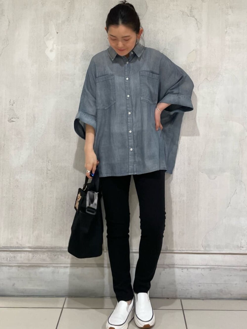 ブラック系のその他パンツ、ブルー系のシャツ/ブラウスを着用したレディースの春コーディネートの5枚目の写真