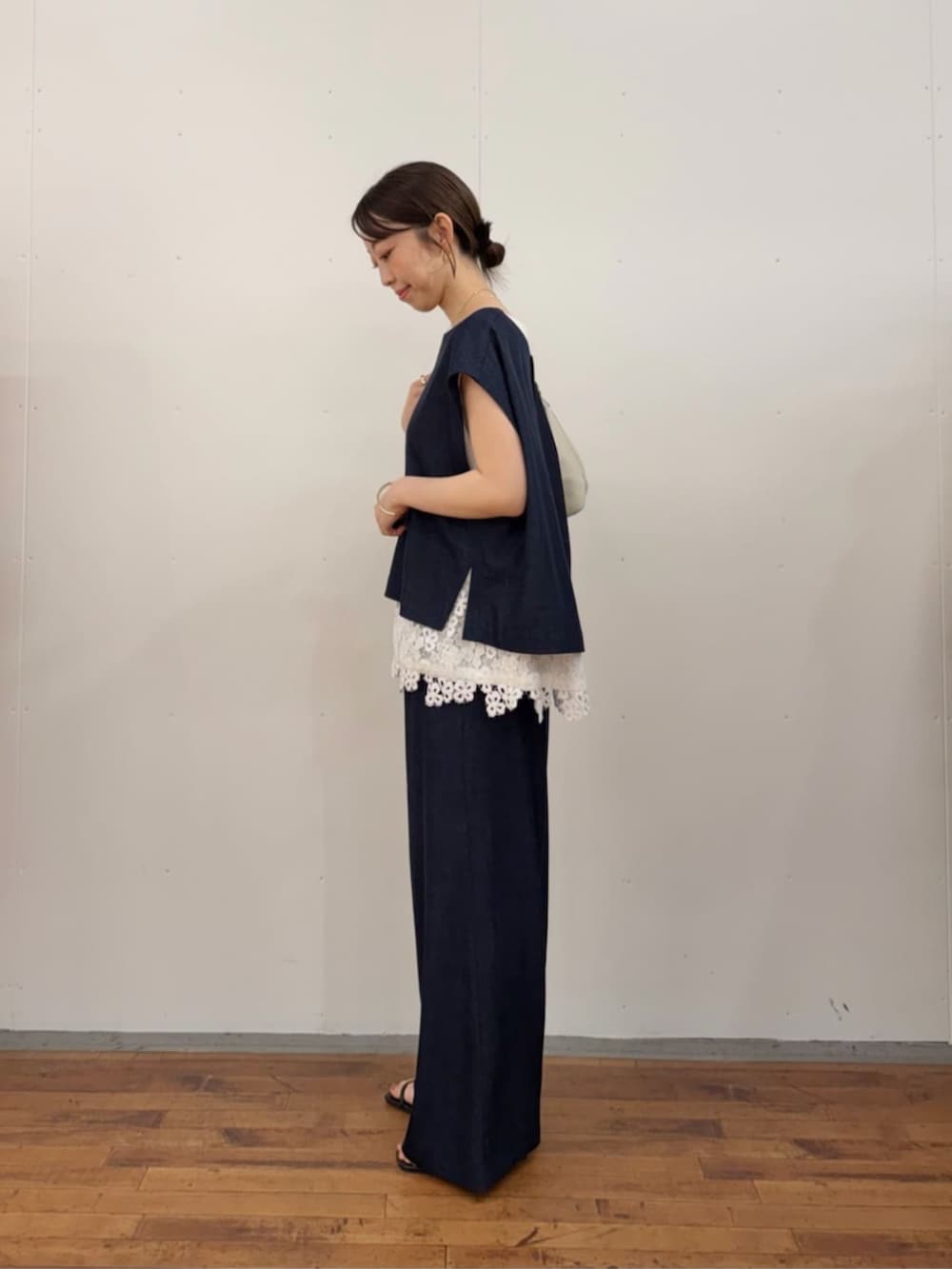 ブルー系のシャツ/ブラウス、ブルー系のその他パンツ、ホワイト系のTシャツ/カットソーを着用したレディースの冬コーディネートの2枚目の写真