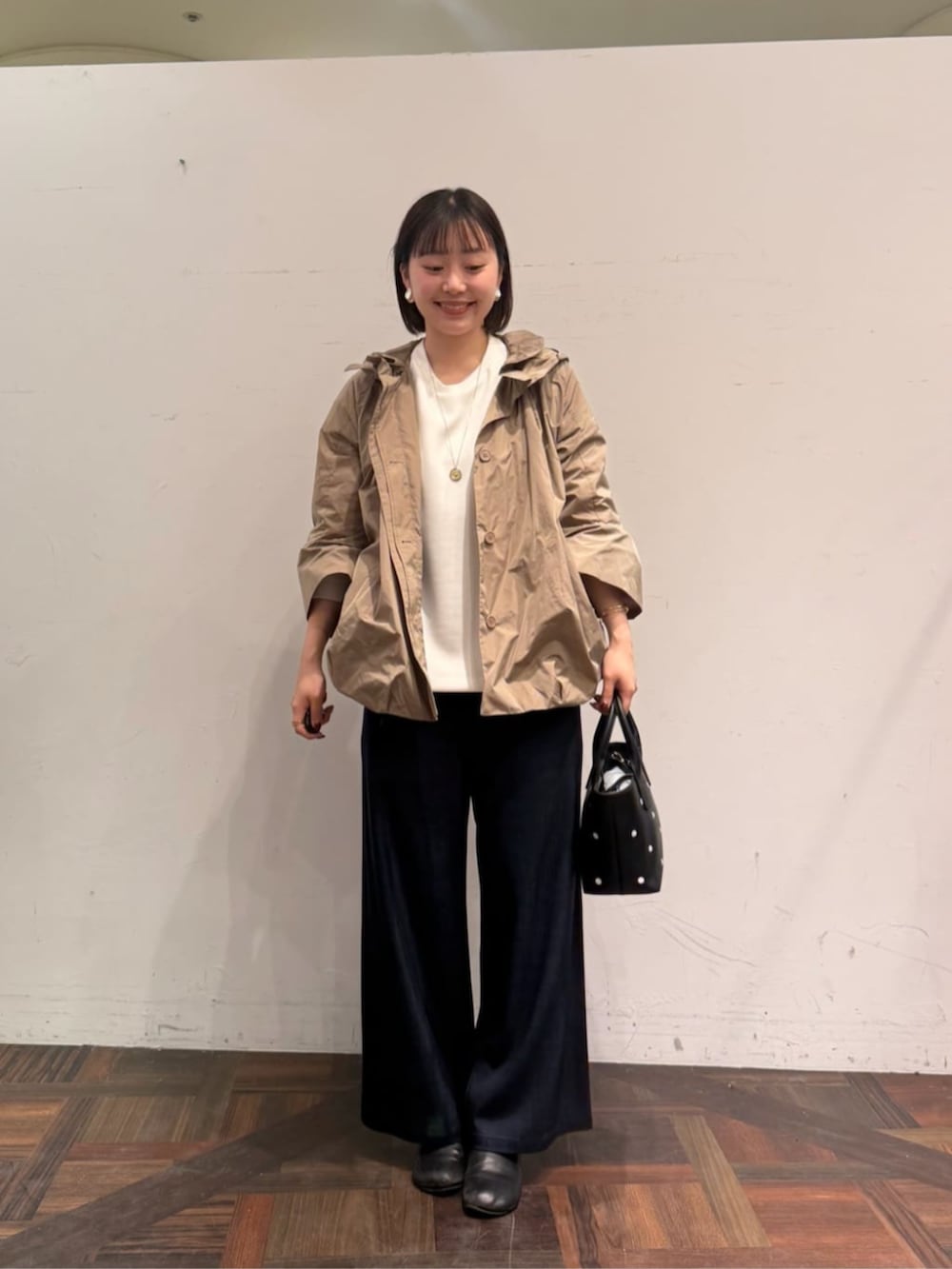 ブルー系のその他パンツ、ブラウン系のブルゾン、ブラック系のトートバッグを着用したレディースの冬コーディネートの2枚目の写真