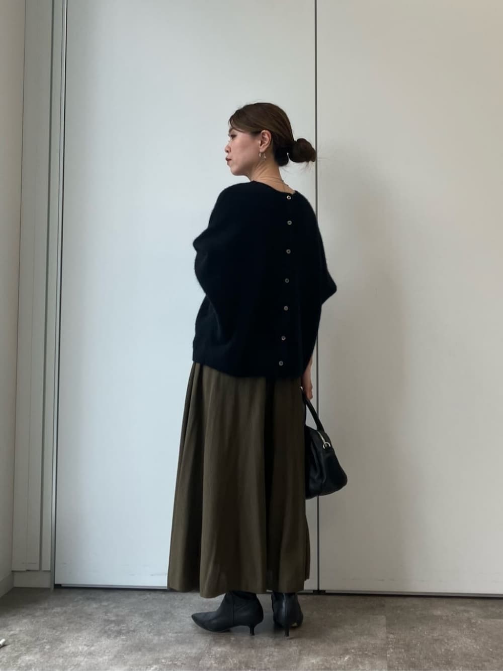 グリーン系のその他パンツ、ブラック系のニット/セーターを着用したレディースの夏コーディネートの7枚目の写真