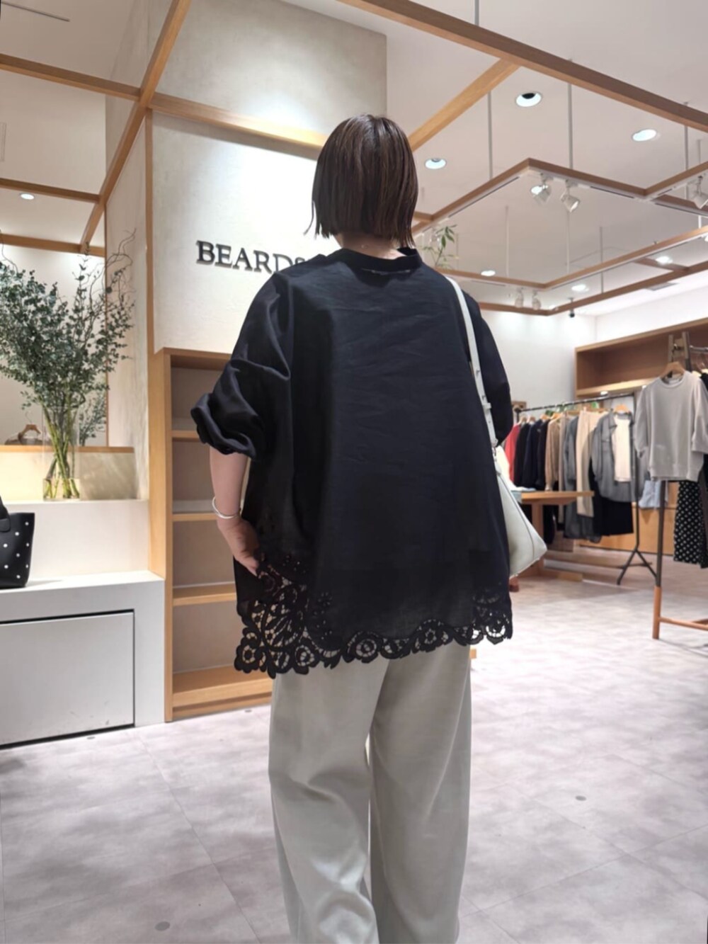グレー系のその他パンツ、ブラック系のシャツ/ブラウスを着用したレディースの春コーディネートの6枚目の写真