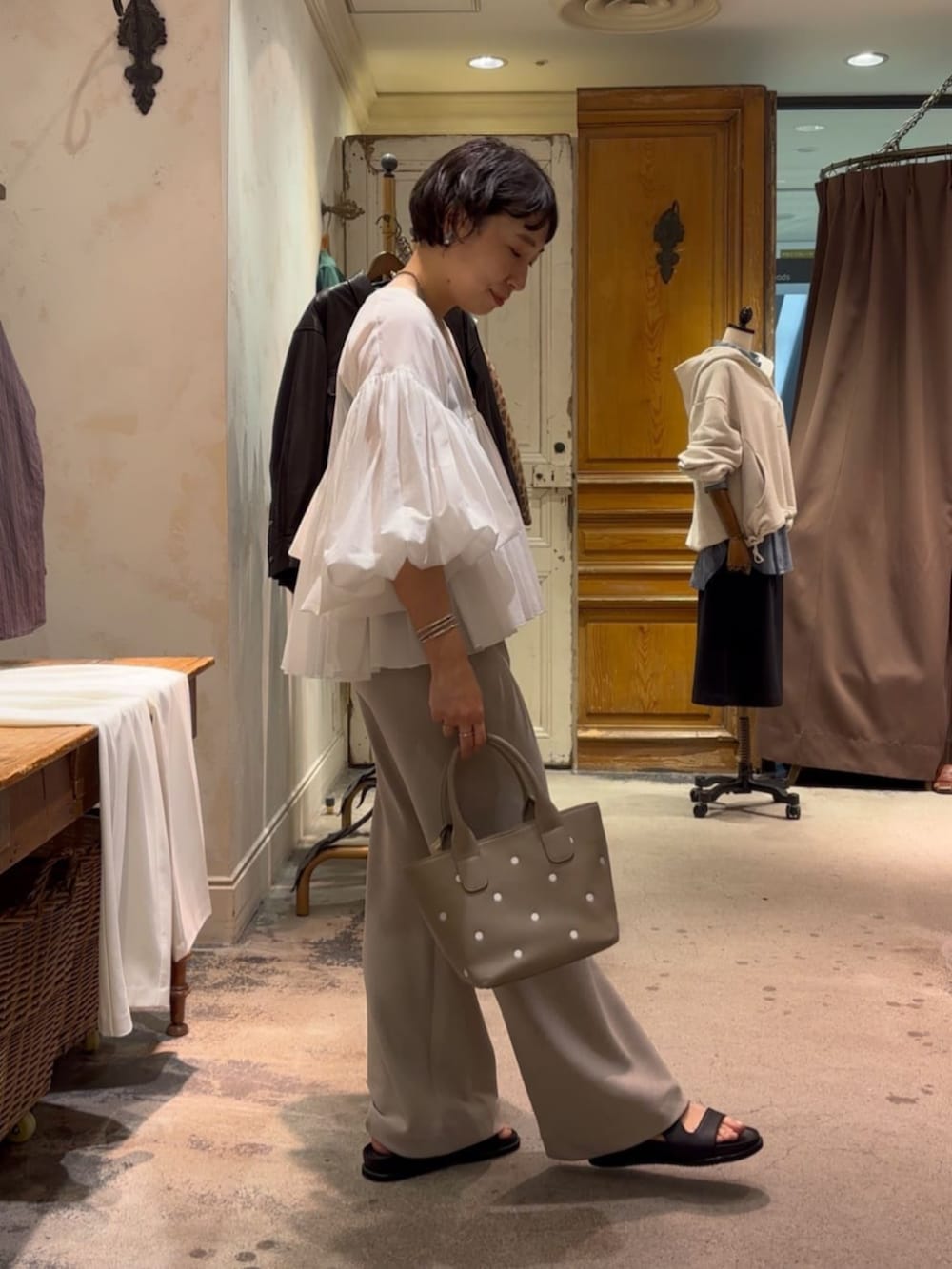 ベージュ系のその他パンツ、ホワイト系のシャツ/ブラウスを着用したレディースの冬コーディネートの3枚目の写真