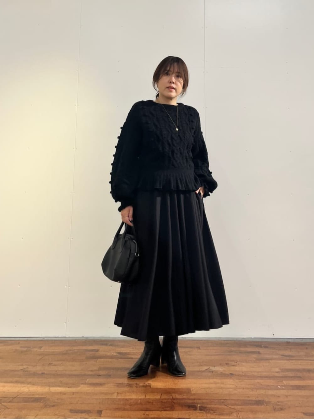 ブラック系のその他パンツ、ブラック系のニット/セーターを着用したレディースの夏コーディネートの3枚目の写真