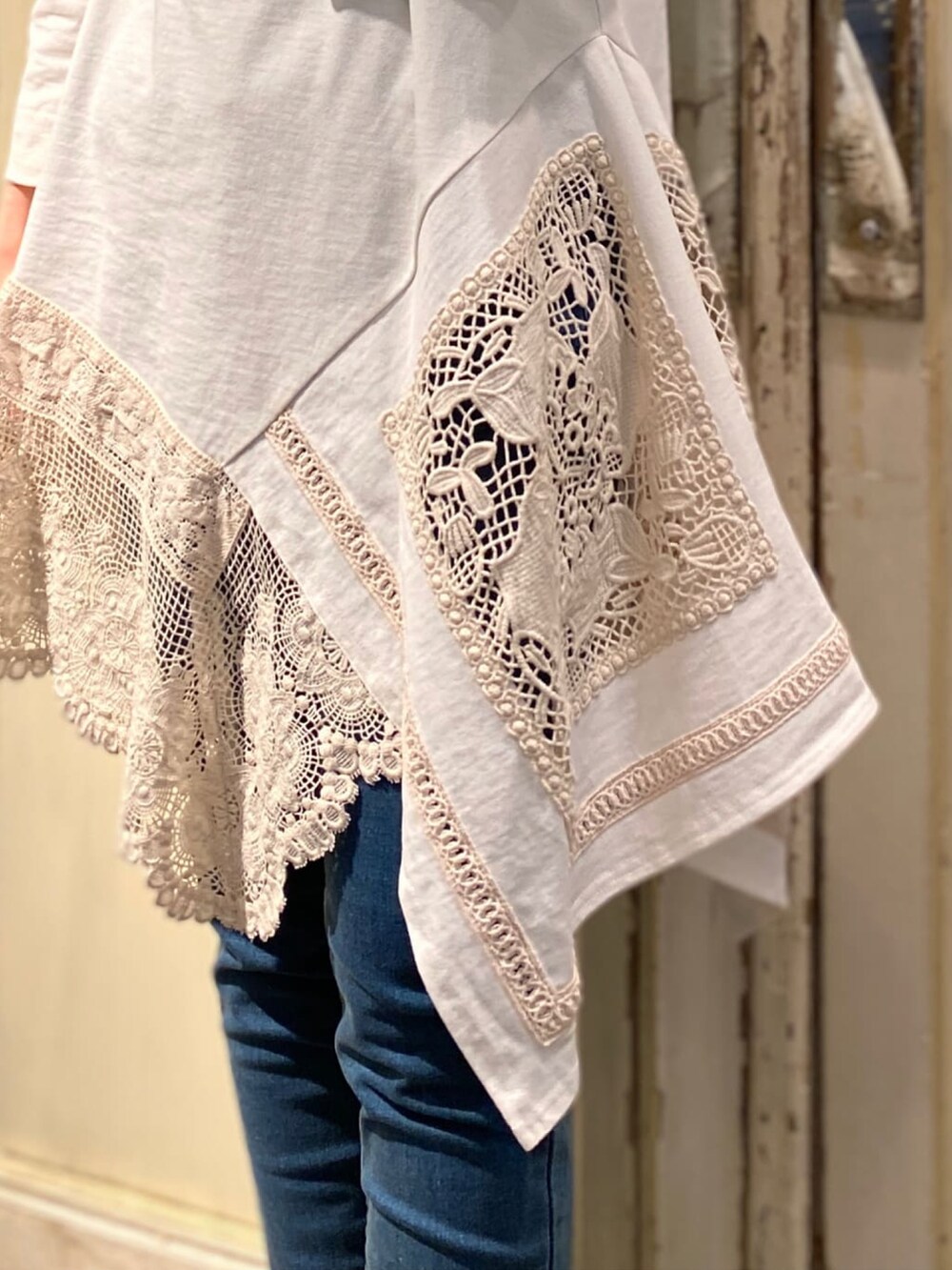 ホワイト系のTシャツ/カットソー、ブルー系のその他パンツを着用したレディースの冬コーディネートの4枚目の写真