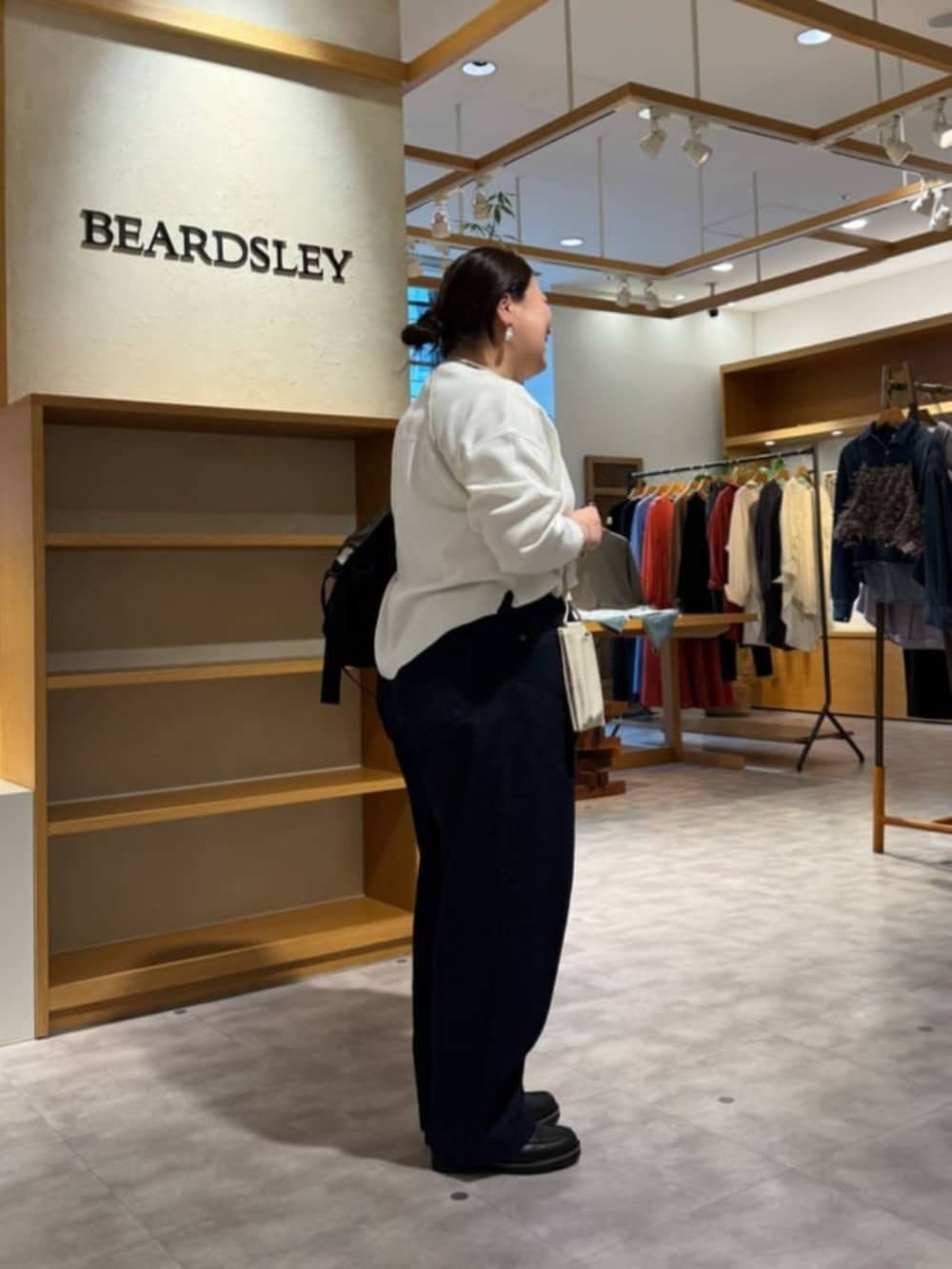 ブラック系のローファー、ブルー系のデニムパンツ、ホワイト系のTシャツ/カットソーを着用したレディースの春コーディネートの6枚目の写真