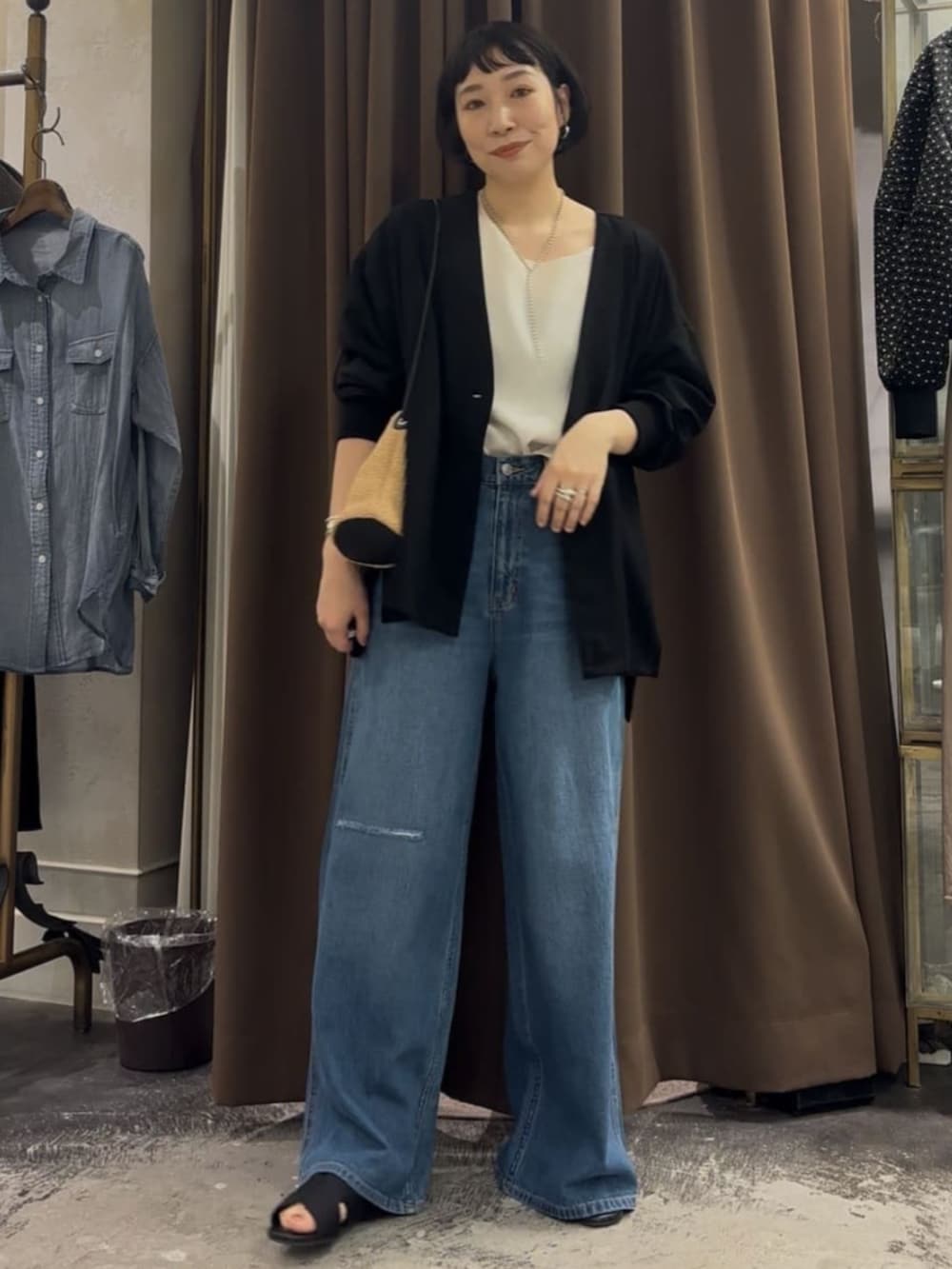 ブルー系のその他パンツ、ブラック系のその他アウターを着用したレディースの夏コーディネートの2枚目の写真