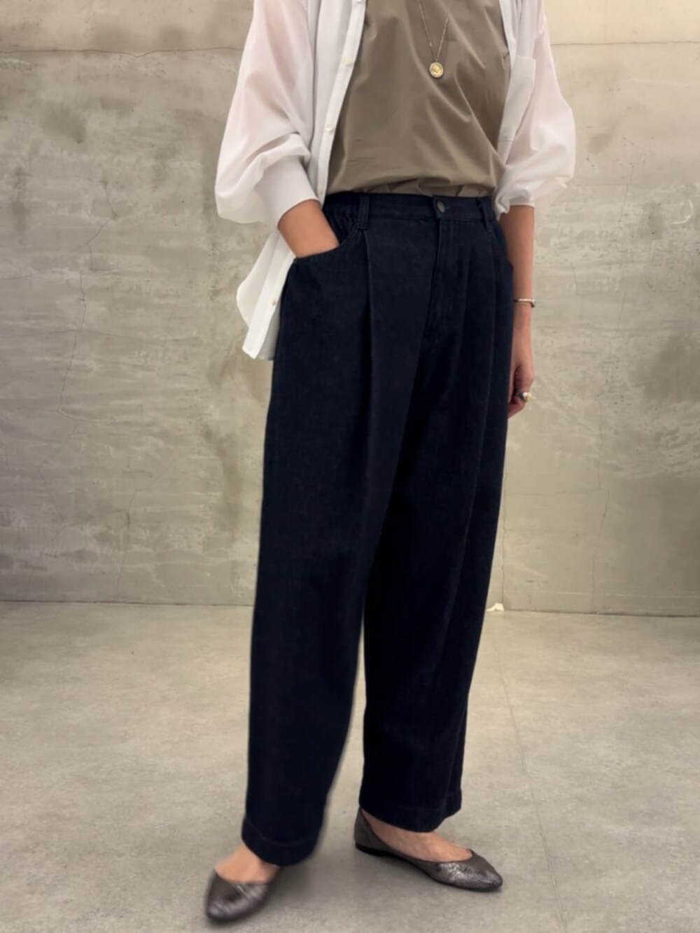 ホワイト系のシャツ/ブラウス、ブルー系のデニムパンツ、グリーン系のシャツ/ブラウスを着用したレディースの冬コーディネートの6枚目の写真