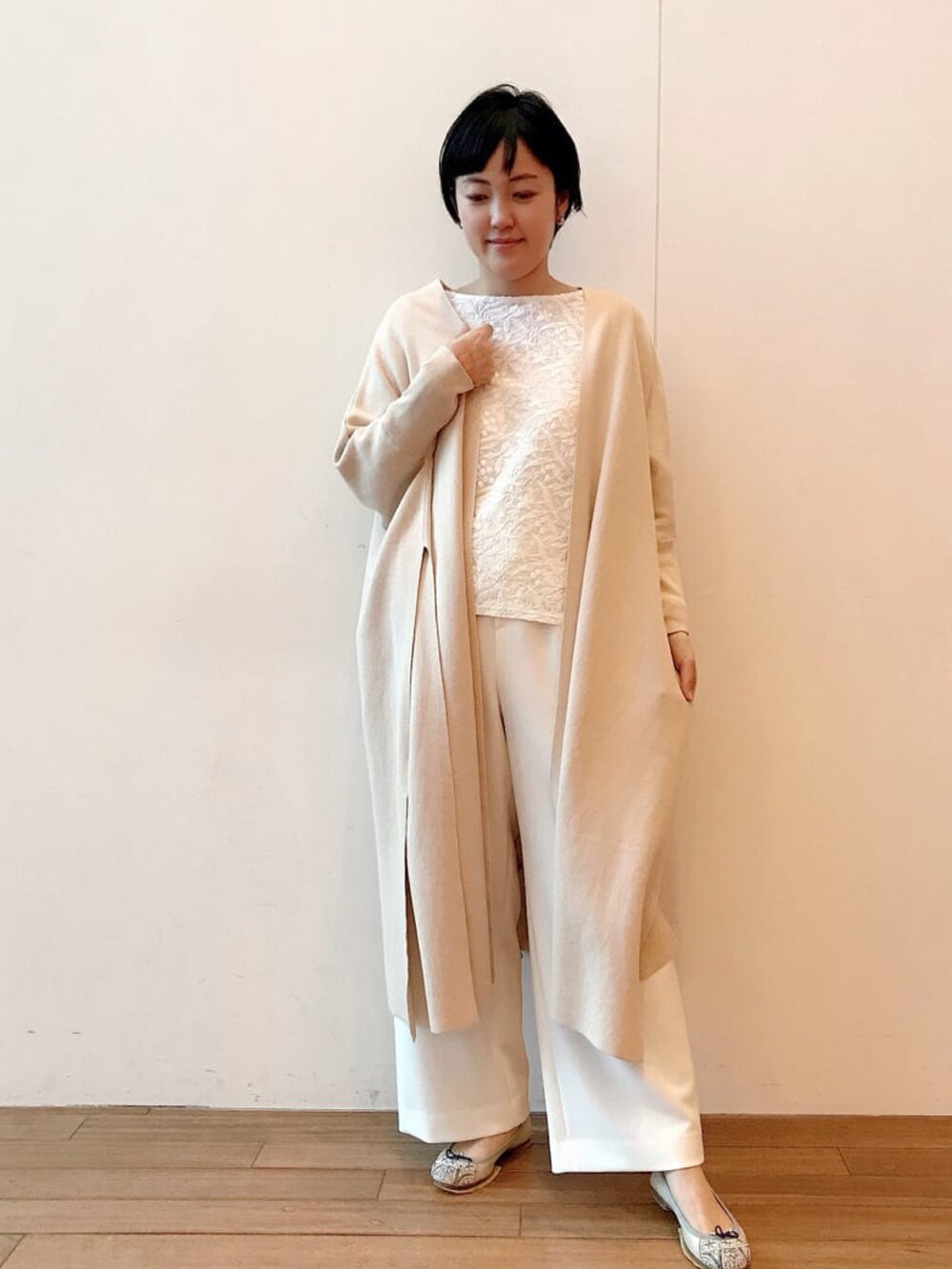 グリーン系のカーディガン/ボレロ、ホワイト系のTシャツ/カットソーを着用したレディースの冬コーディネートの5枚目の写真