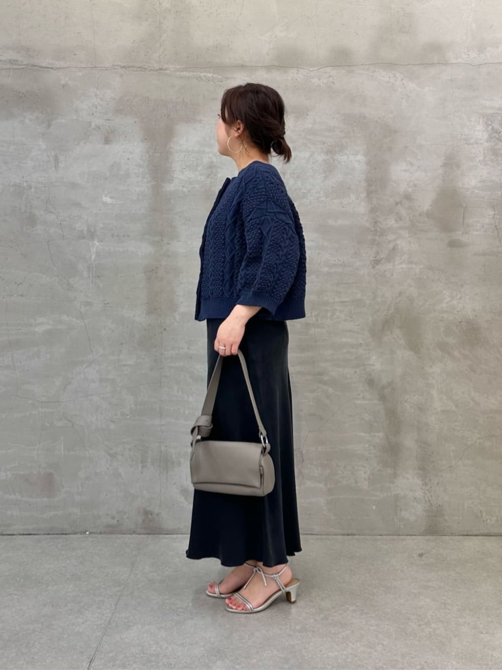 グレー系のショルダーバッグ、ブルー系のニット/セーターを着用したレディースの冬コーディネートの7枚目の写真