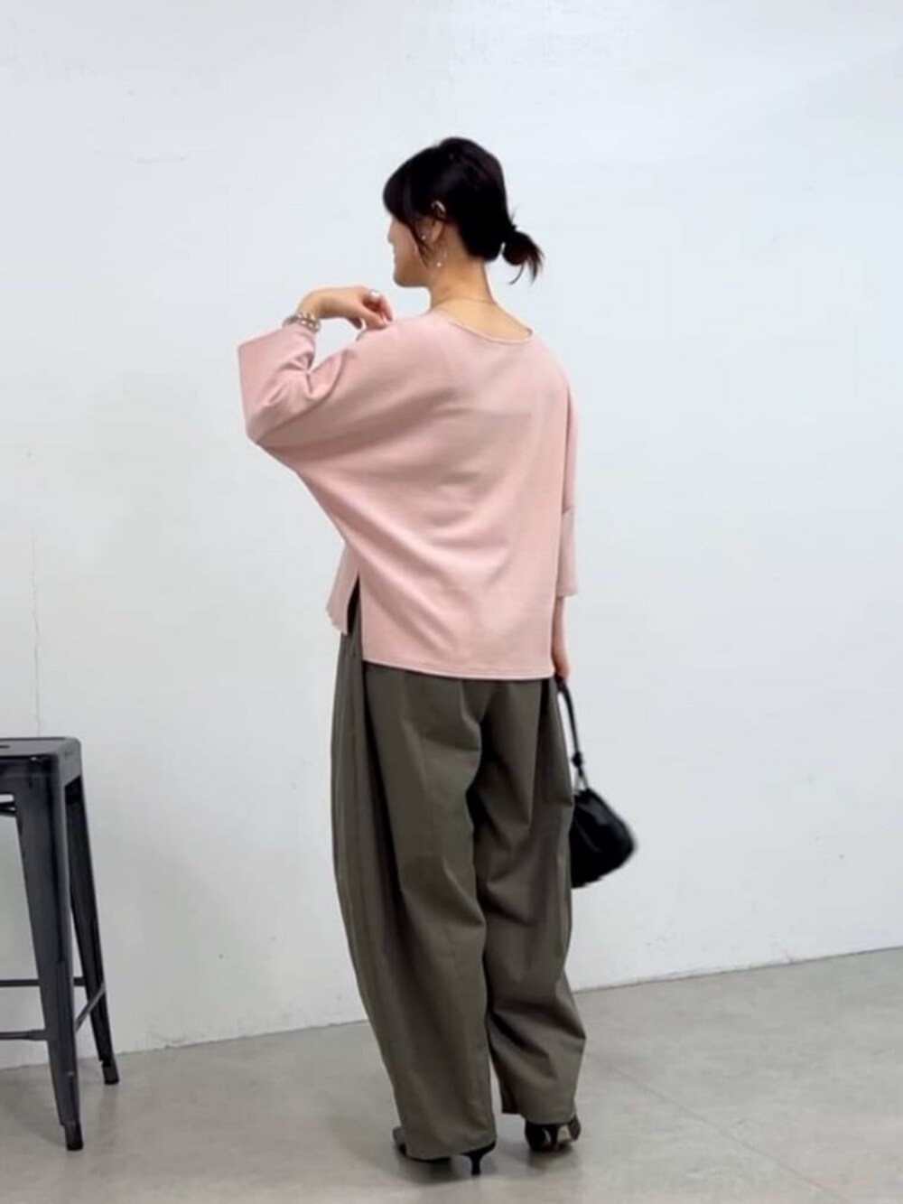 グリーン系のその他パンツ、ピンク系のニット/セーターを着用したレディースの夏コーディネートの4枚目の写真