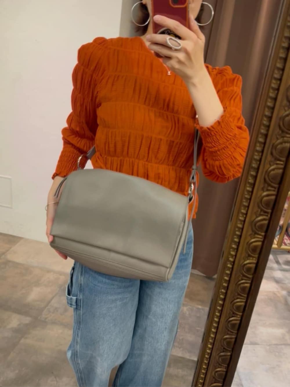 オレンジ系のシャツ/ブラウス、ブルー系のその他パンツ、ホワイト系のサンダルを着用したレディースの春コーディネートの10枚目の写真