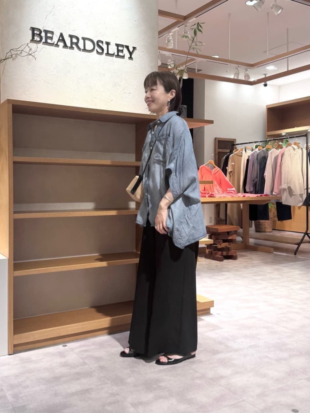 ブラック系のその他パンツ、ブルー系のシャツ/ブラウスを着用したレディースの春コーディネートの4枚目の写真