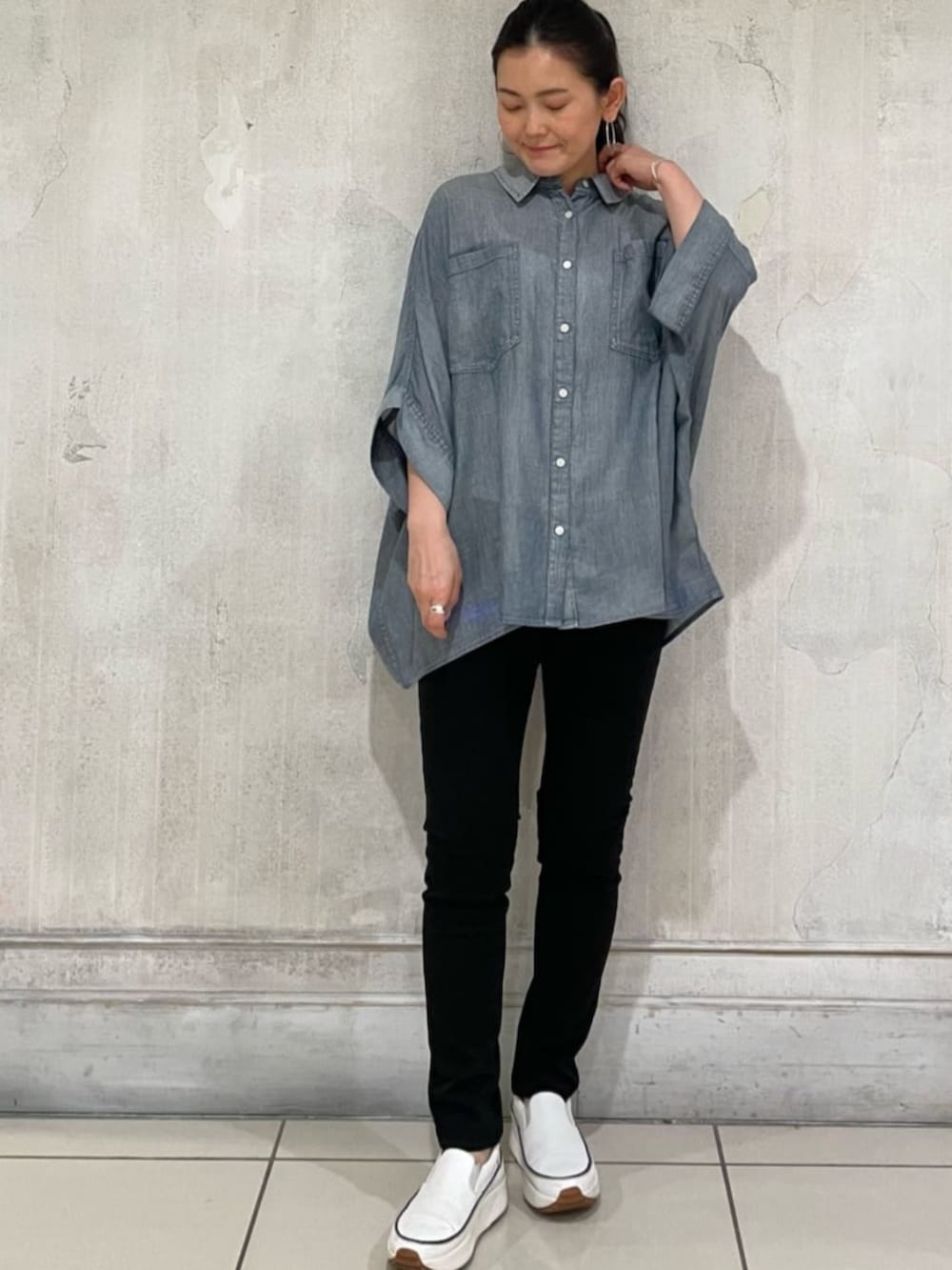 ブラック系のその他パンツ、ブルー系のシャツ/ブラウスを着用したレディースの春コーディネートの2枚目の写真