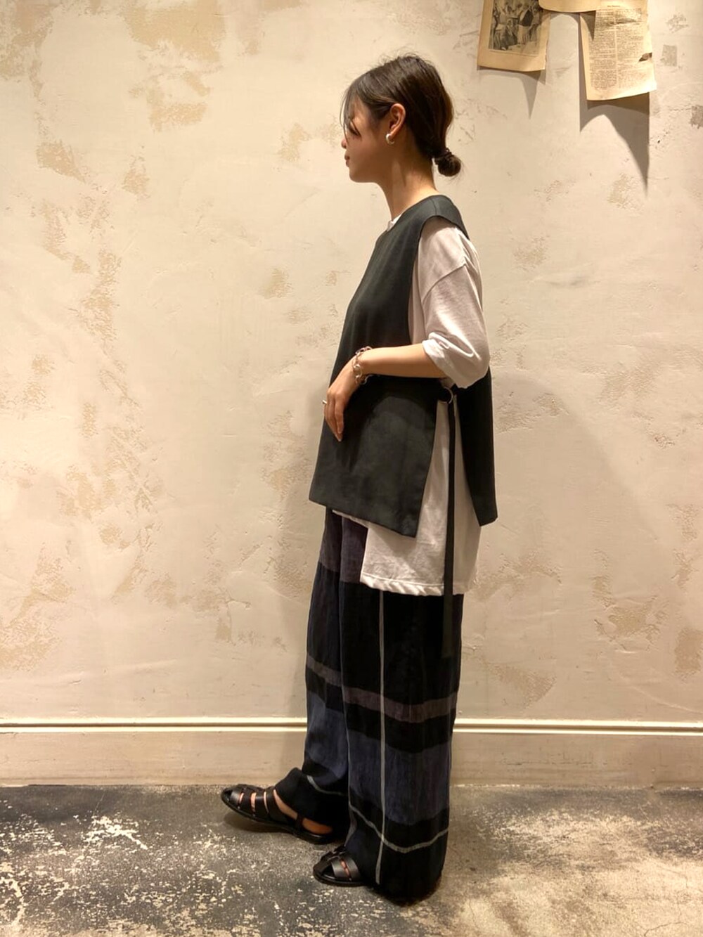 グレー系のシャツ/ブラウス、ホワイト系のTシャツ/カットソー、ブルー系のその他パンツを着用したレディースの春コーディネートの2枚目の写真