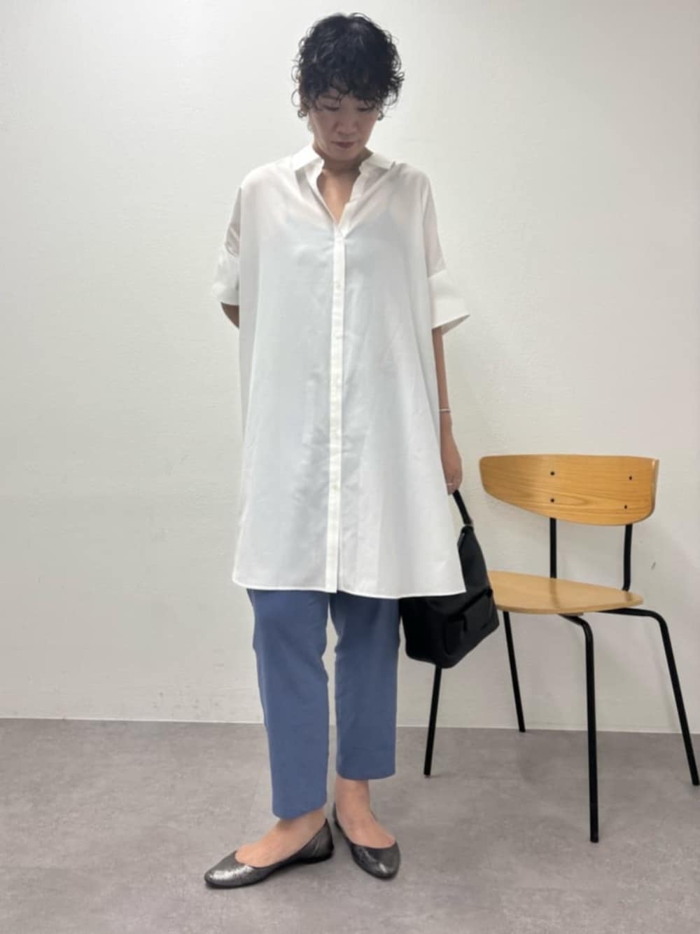 ブルー系のその他パンツ、ホワイト系のワンピースを着用したレディースの春コーディネートの5枚目の写真