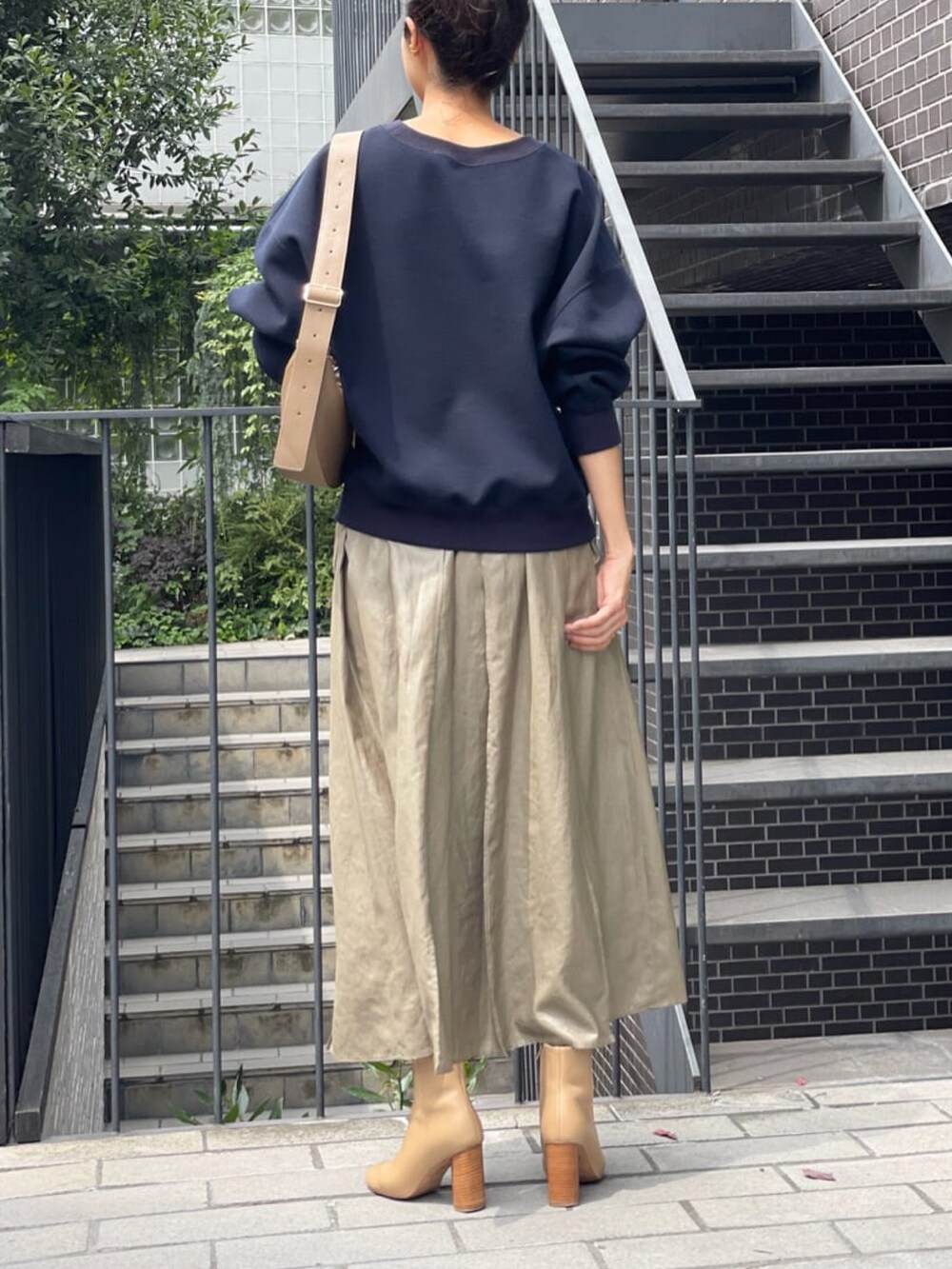 ブルー系のTシャツ/カットソー、グリーン系のスカートを着用したレディースの秋コーディネートの3枚目の写真