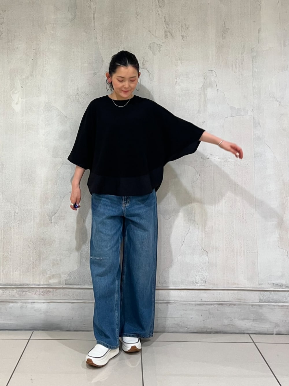 ブルー系のその他パンツ、ブラック系のTシャツ/カットソー、ホワイト系のスニーカーを着用したレディースの春コーディネートの8枚目の写真