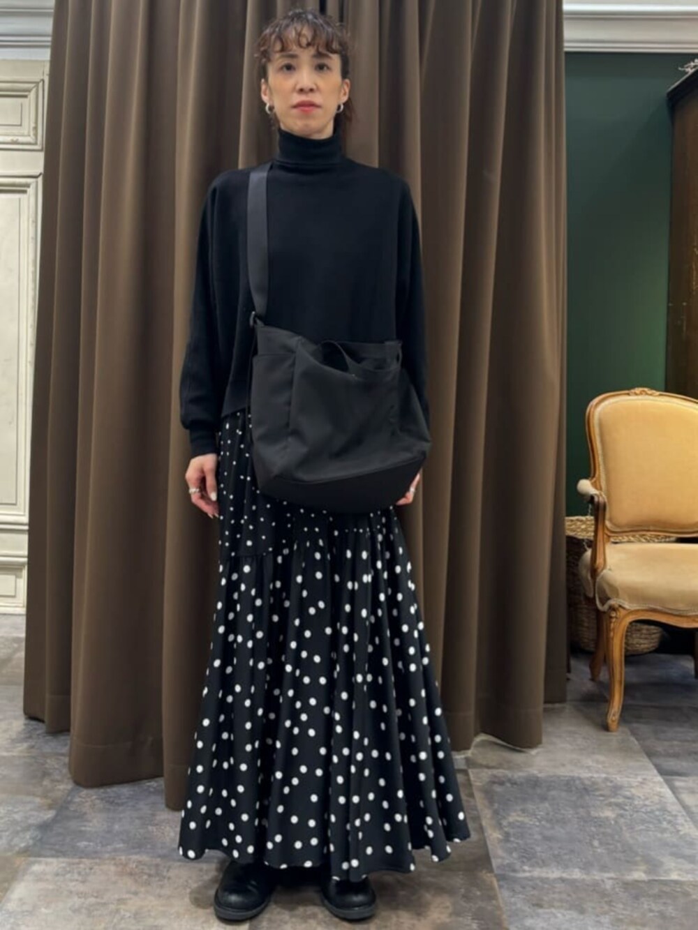 ブラック系のトートバッグを着用したレディースの冬コーディネートの3枚目の写真