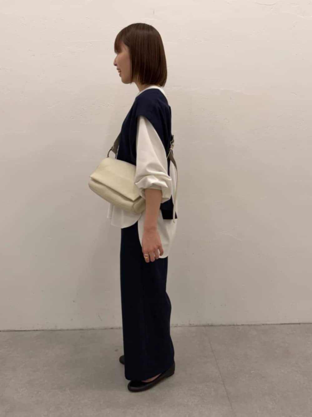 ブルー系のシャツ/ブラウス、ブルー系のその他パンツ、ホワイト系のシャツ/ブラウスを着用したレディースの春コーディネートの3枚目の写真