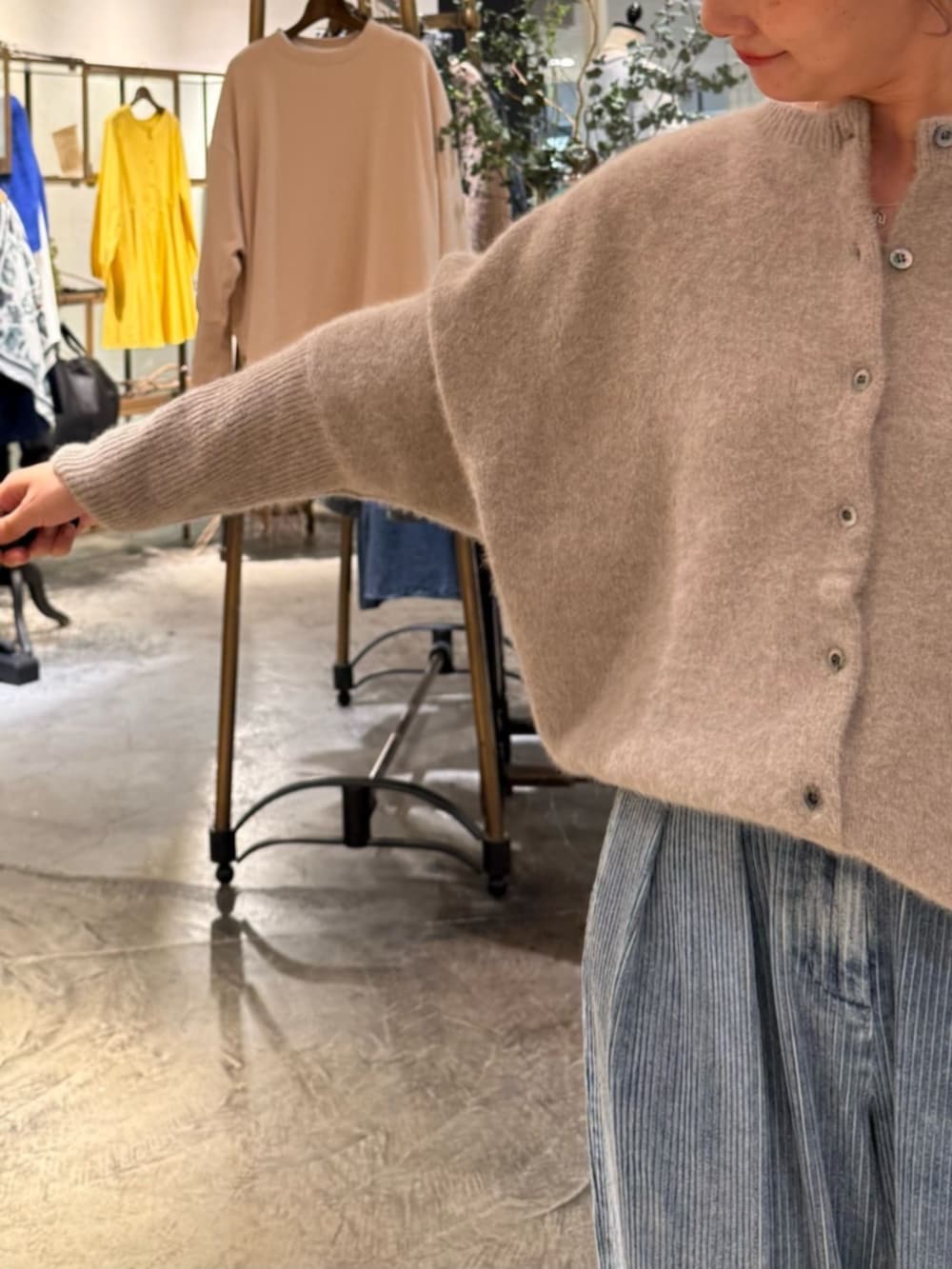 ブラウン系のニット/セーター、ブルー系のその他パンツを着用したレディースの秋コーディネートの9枚目の写真