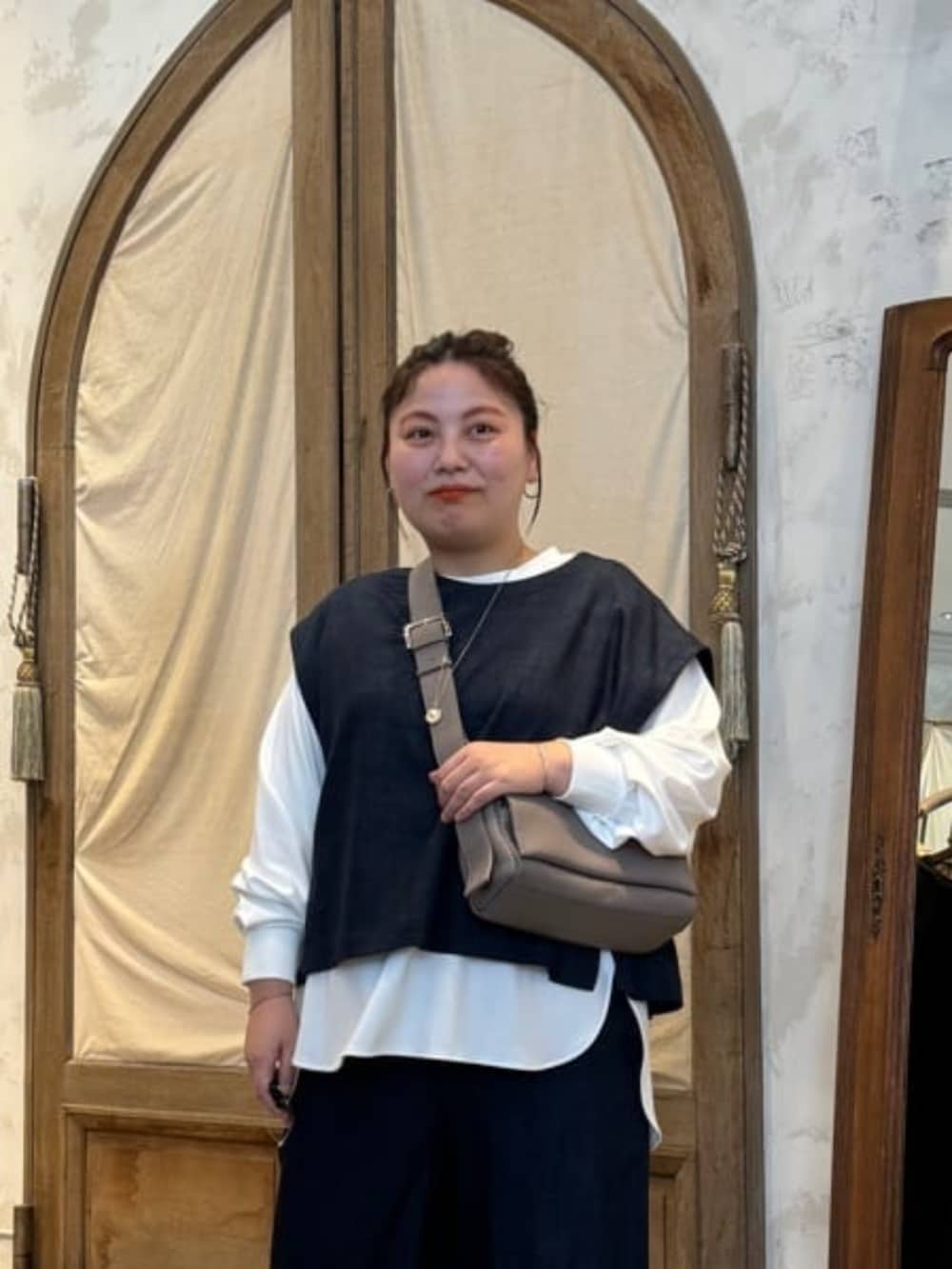 ブルー系のシャツ/ブラウス、ブルー系のその他パンツ、ホワイト系のシャツ/ブラウスを着用したレディースの冬コーディネートの5枚目の写真