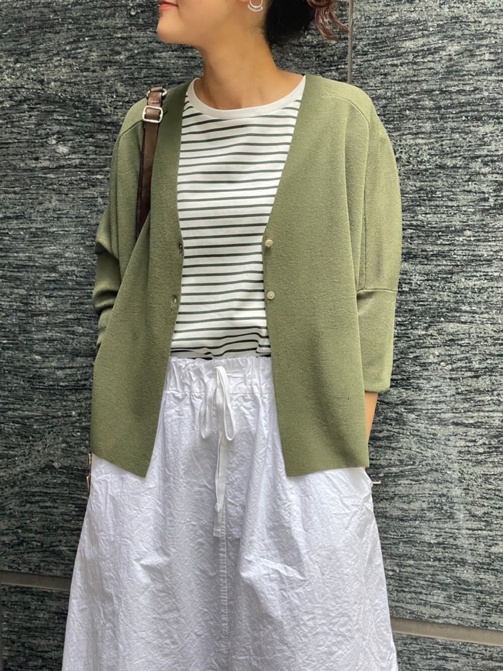 グリーン系のカーディガン/ボレロ、グリーン系のTシャツ/カットソー、グリーン系のショルダーバッグを着用したレディースの夏コーディネートの3枚目の写真