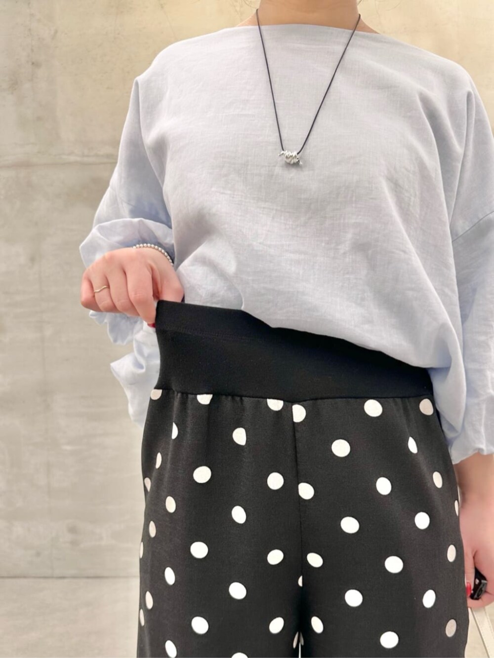 ホワイト系のトートバッグ、ブルー系のシャツ/ブラウス、ブラック系のその他パンツを着用したレディースの冬コーディネートの6枚目の写真