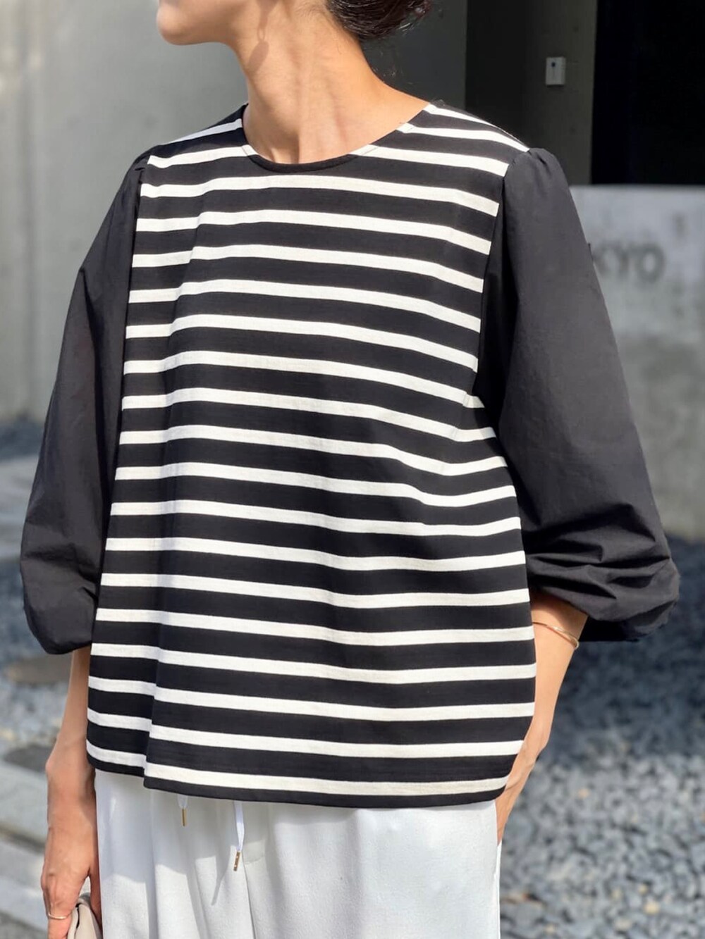 ブラック系のTシャツ/カットソー、ホワイト系のその他パンツを着用したレディースの夏コーディネートの2枚目の写真