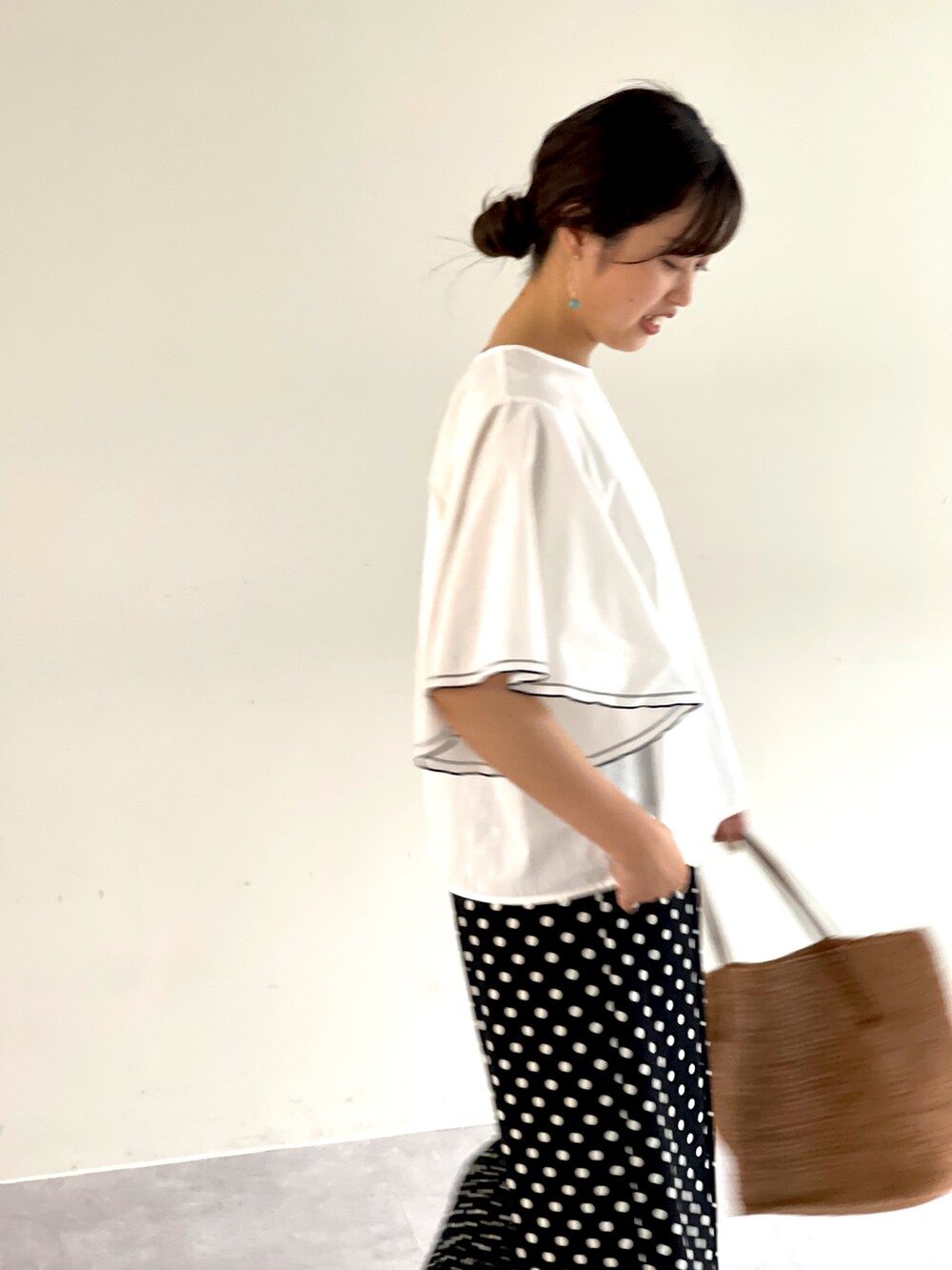 ホワイト系のシャツ/ブラウス、ブラック系のその他パンツ、ピンク系のかごバッグを着用したレディースの夏コーディネートの3枚目の写真