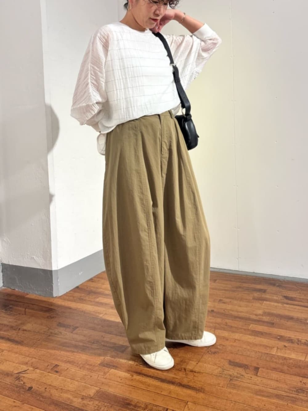 イエロー系のその他パンツ、ホワイト系のシャツ/ブラウスを着用したレディースの春コーディネートの4枚目の写真