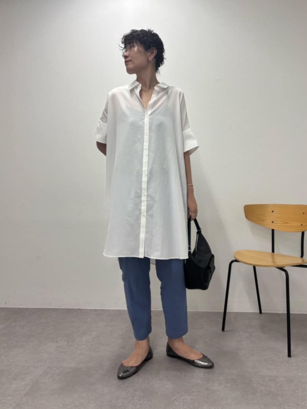 ブルー系のその他パンツ、ホワイト系のワンピースを着用したレディースの春コーディネートの2枚目の写真