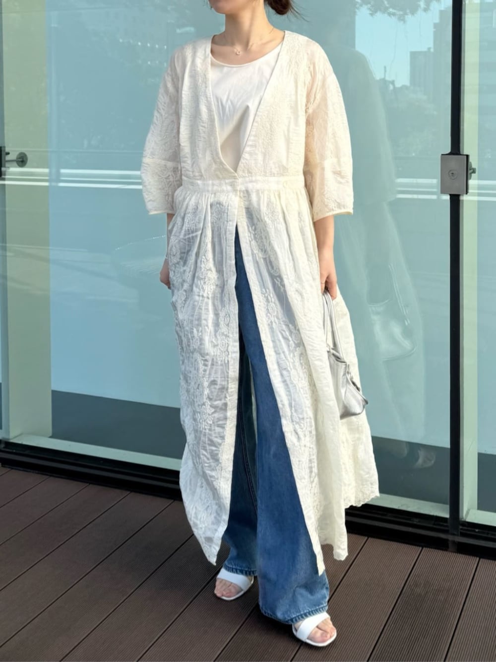 ホワイト系のワンピースを着用したレディースの冬コーディネートの2枚目の写真