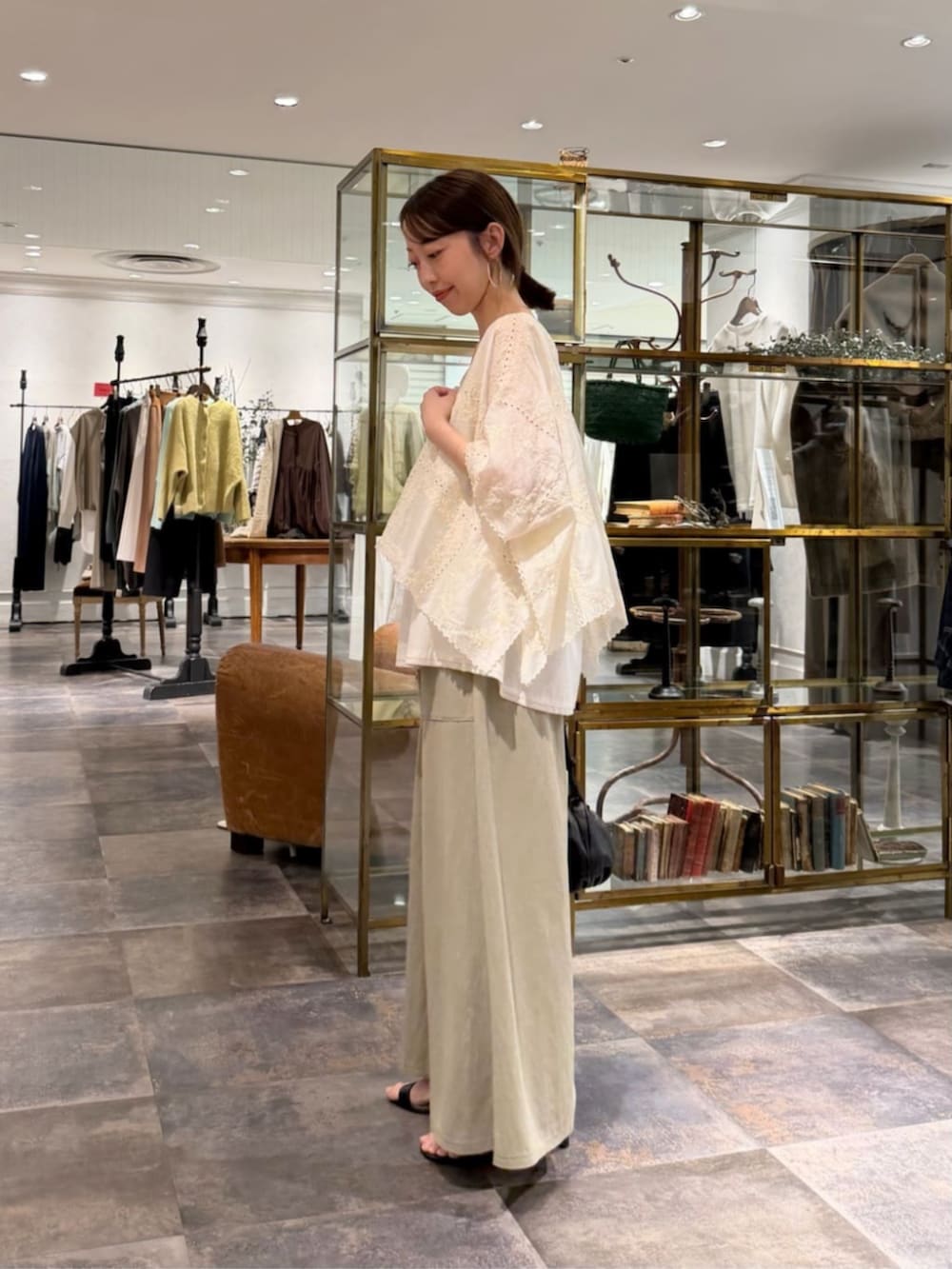 グリーン系のその他パンツ、ベージュ系のシャツ/ブラウスを着用したレディースの冬コーディネートの2枚目の写真