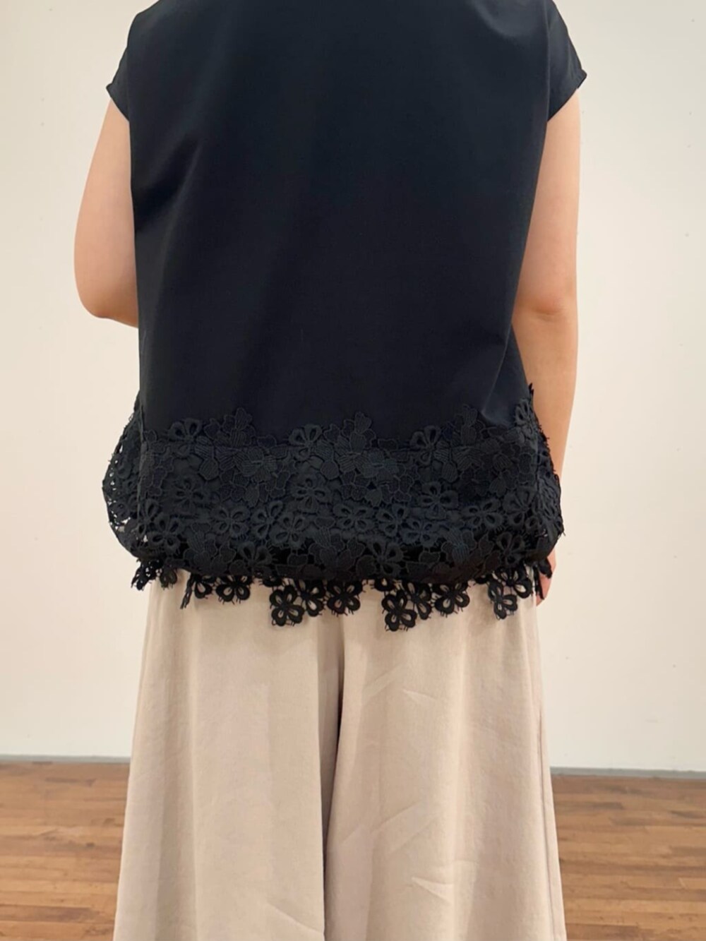 ブラック系のTシャツ/カットソー、グレー系のその他パンツを着用したレディースの春コーディネートの6枚目の写真