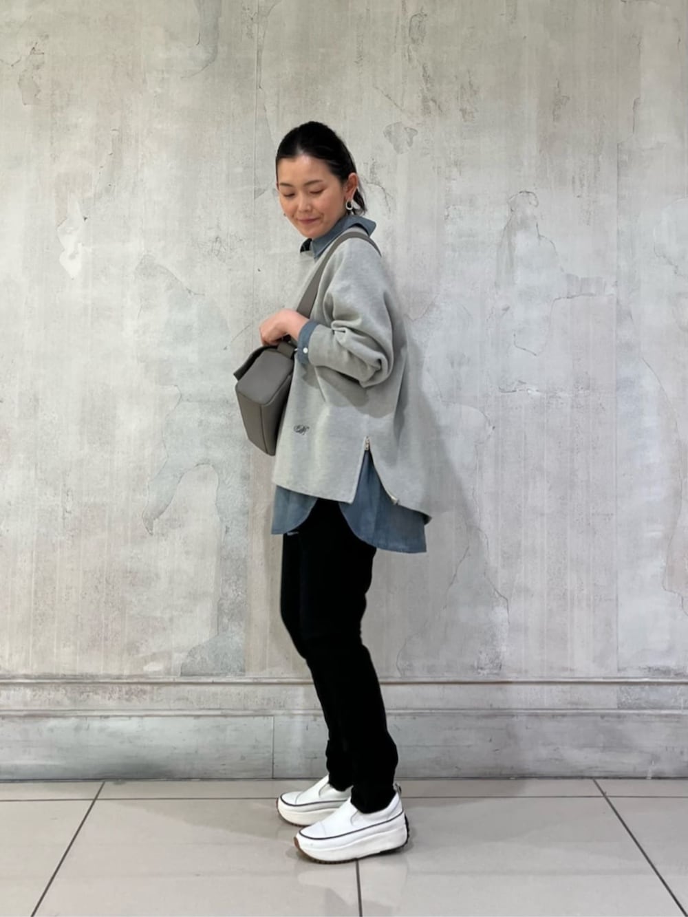 ブルー系のシャツ/ブラウス、ホワイト系のスニーカー、ブラック系のその他パンツを着用したレディースの冬コーディネートの2枚目の写真