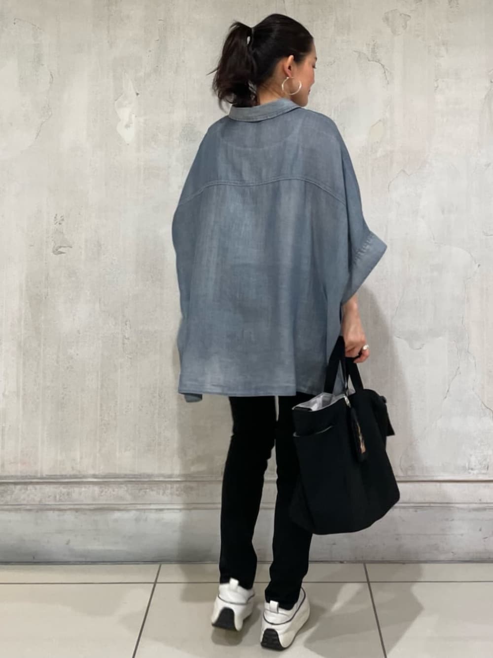ブラック系のその他パンツ、ブルー系のシャツ/ブラウスを着用したレディースの春コーディネートの6枚目の写真