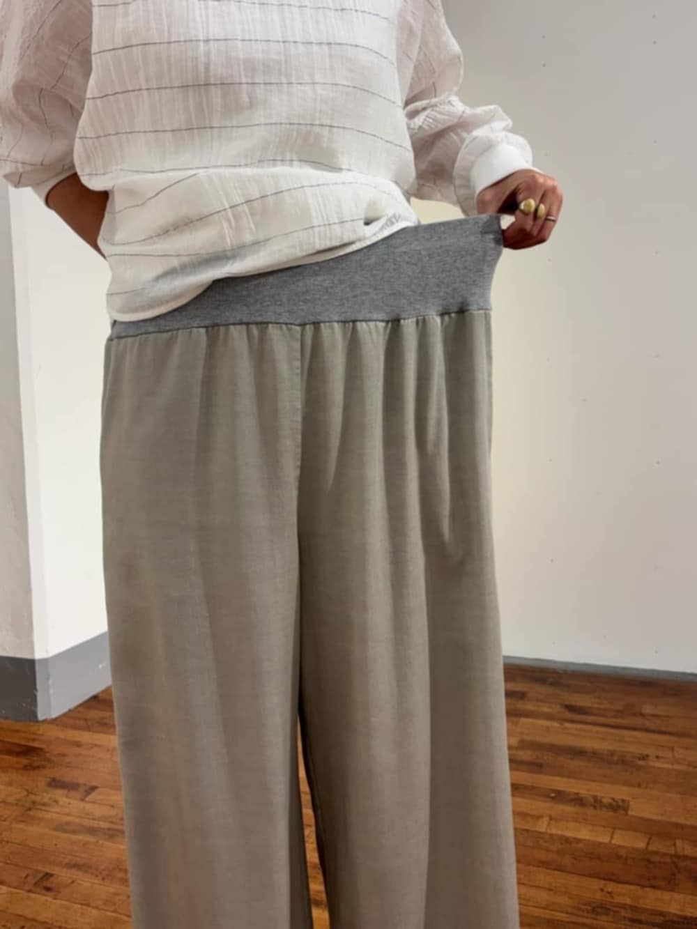 グレー系のその他パンツ、ホワイト系のシャツ/ブラウスを着用したレディースの春コーディネートの10枚目の写真