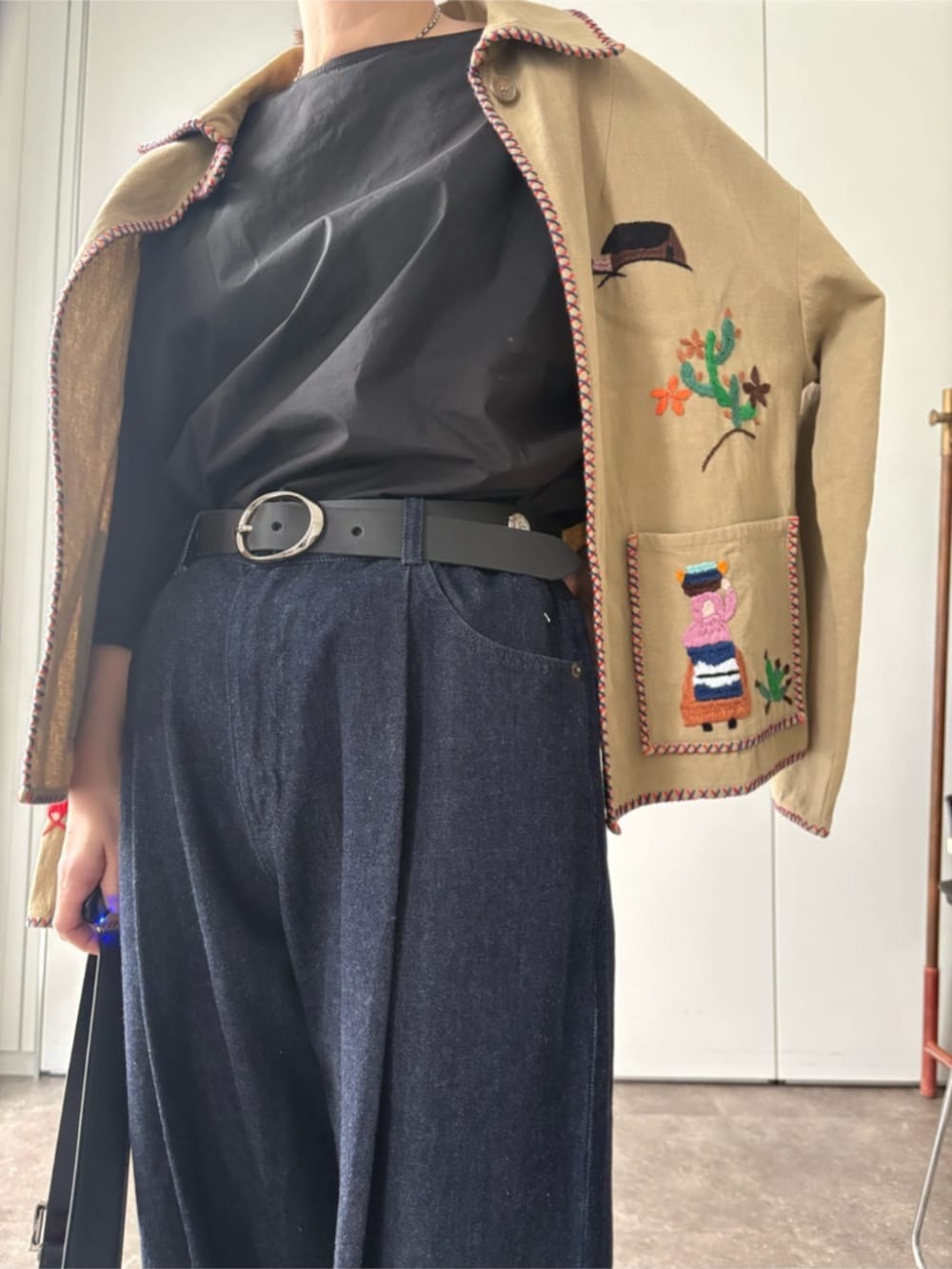 ベージュ系のその他アウター、ブラック系のショルダーバッグ、ブラック系のサンダルを着用したレディースの冬コーディネートの6枚目の写真