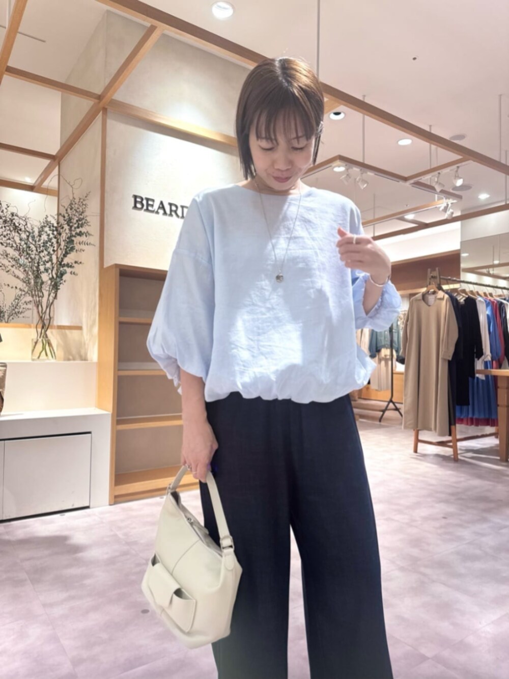 ブルー系のその他パンツ、ホワイト系のトートバッグ、ブルー系のシャツ/ブラウスを着用したレディースの春コーディネートの6枚目の写真