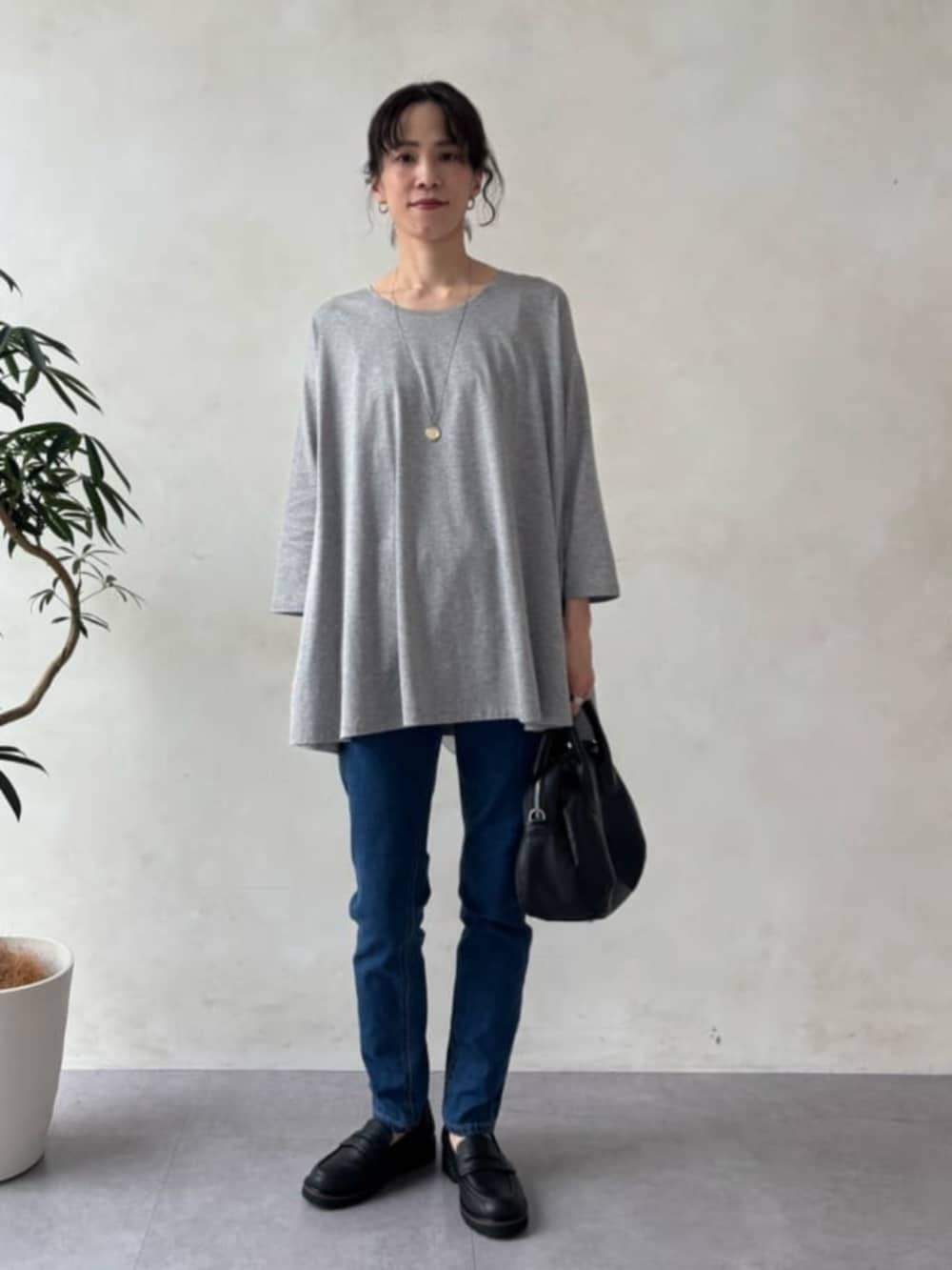 グレー系のTシャツ/カットソーを着用したレディースの夏コーディネートの3枚目の写真