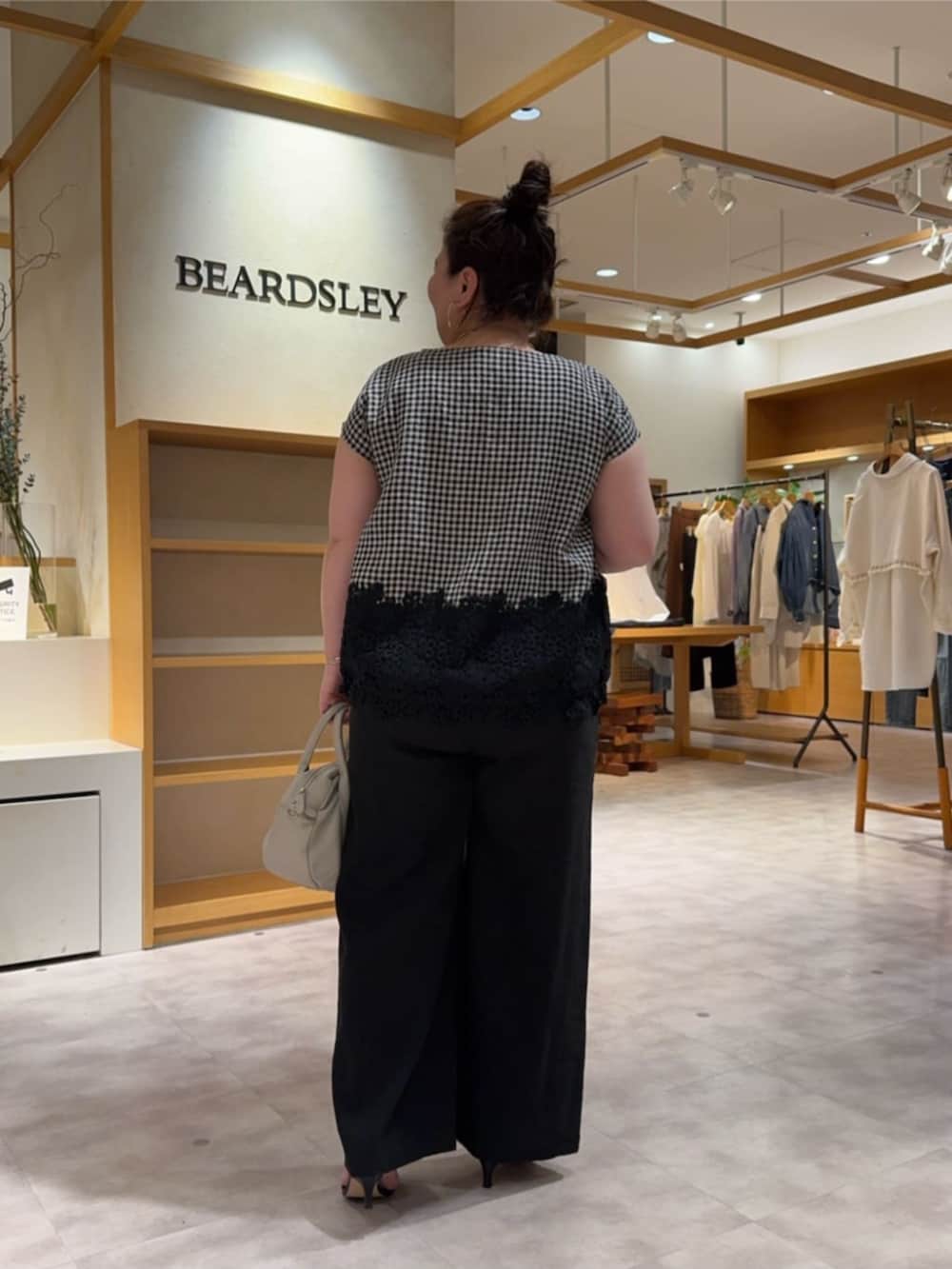 グレー系のボストンバッグ、ブラック系のその他パンツ、ブラック系のシャツ/ブラウスを着用したレディースの春コーディネートの5枚目の写真