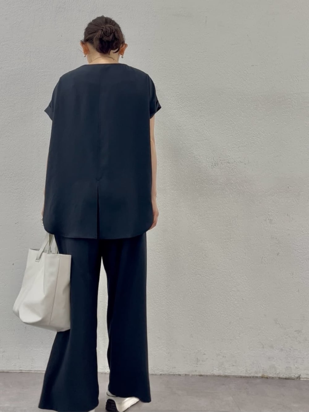 ブルー系のその他パンツ、ブルー系のシャツ/ブラウスを着用したレディースの春コーディネートの8枚目の写真