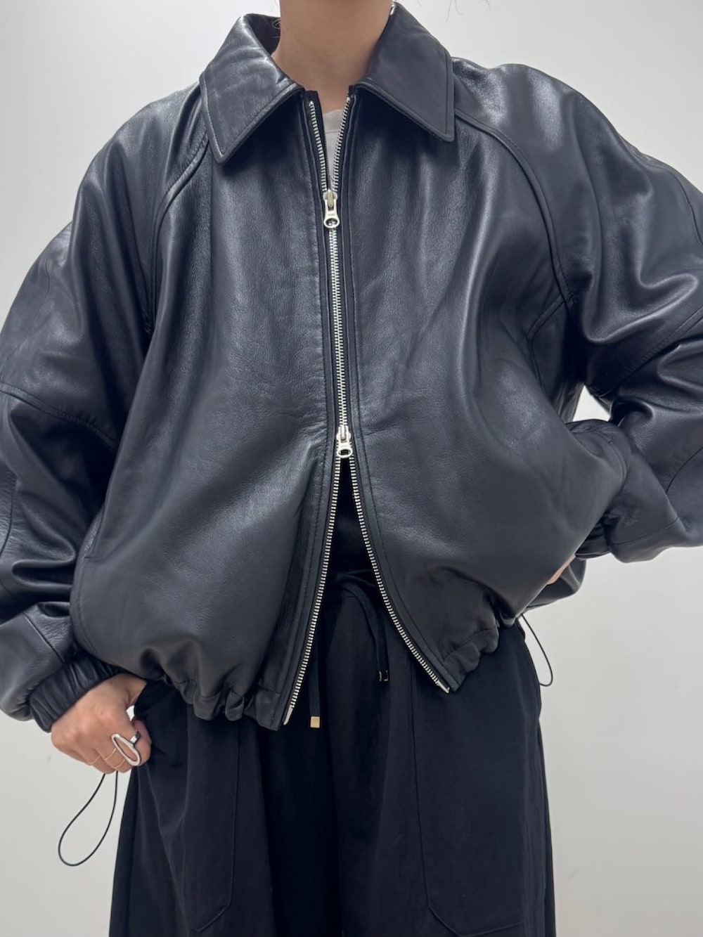 ブラック系のブルゾン、ブラック系のその他パンツを着用したレディースの冬コーディネートの3枚目の写真