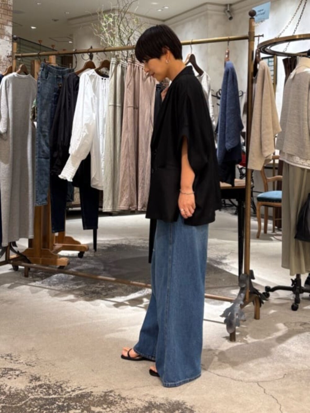 ブルー系のその他パンツ、ホワイト系のシャツ/ブラウス、ブラック系のテーラードジャケットを着用したレディースの春コーディネートの2枚目の写真
