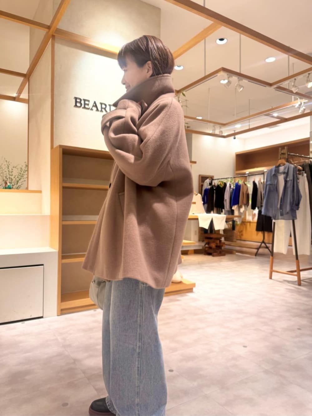ブルー系のデニムパンツ、イエロー系のその他アウターを着用したレディースの秋コーディネートの7枚目の写真