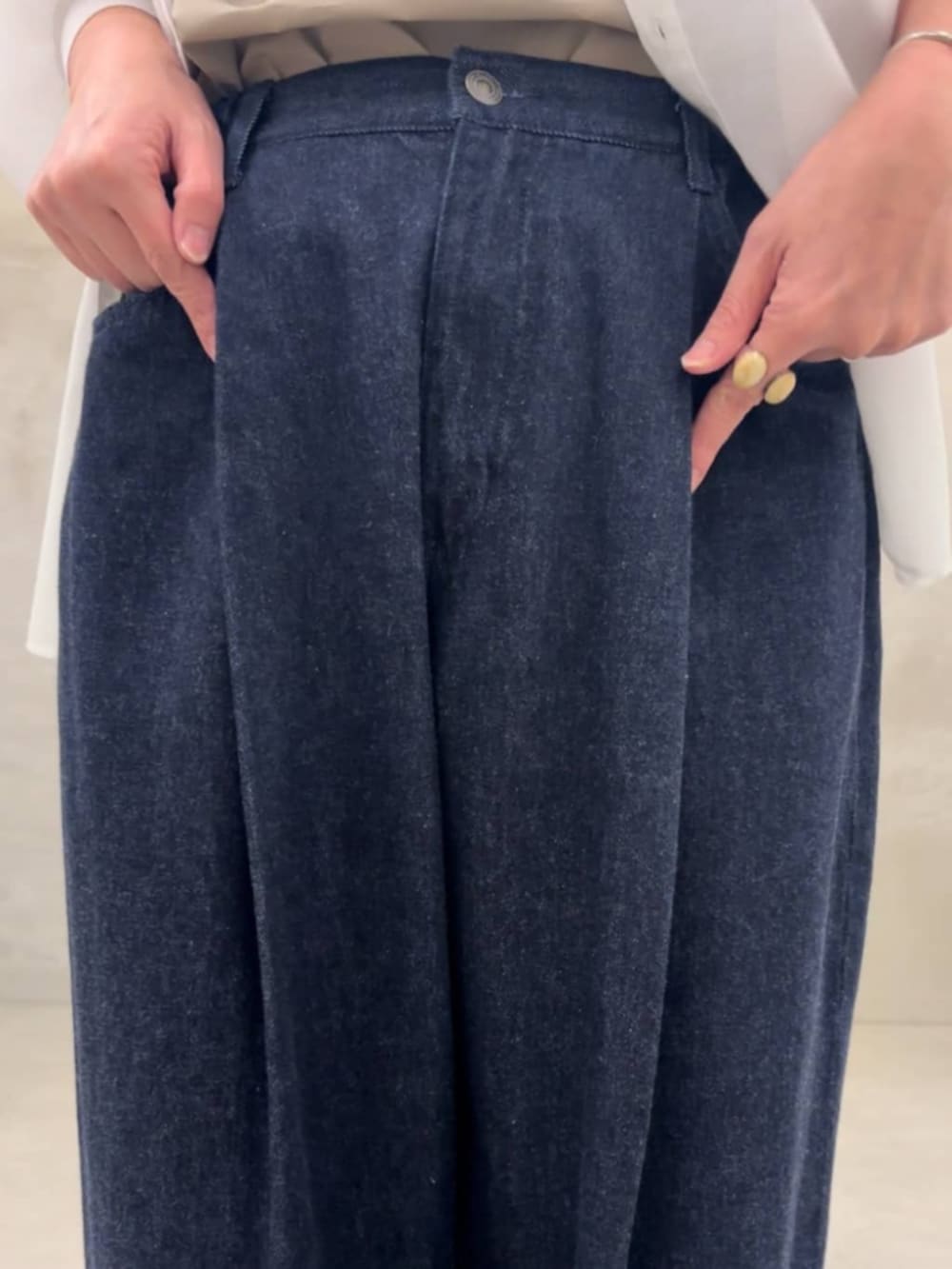 ホワイト系のシャツ/ブラウス、ブルー系のデニムパンツ、グリーン系のシャツ/ブラウスを着用したレディースの冬コーディネートの9枚目の写真