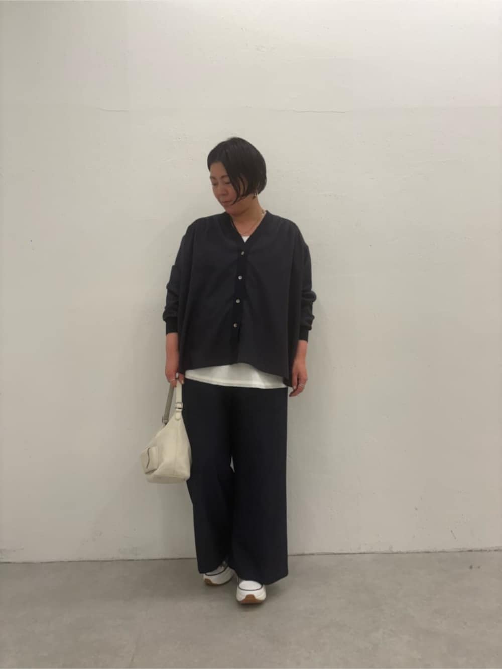 ブルー系のその他パンツ、シルバー系のスニーカー、ブルー系のシャツ/ブラウスを着用したレディースの冬コーディネートの2枚目の写真