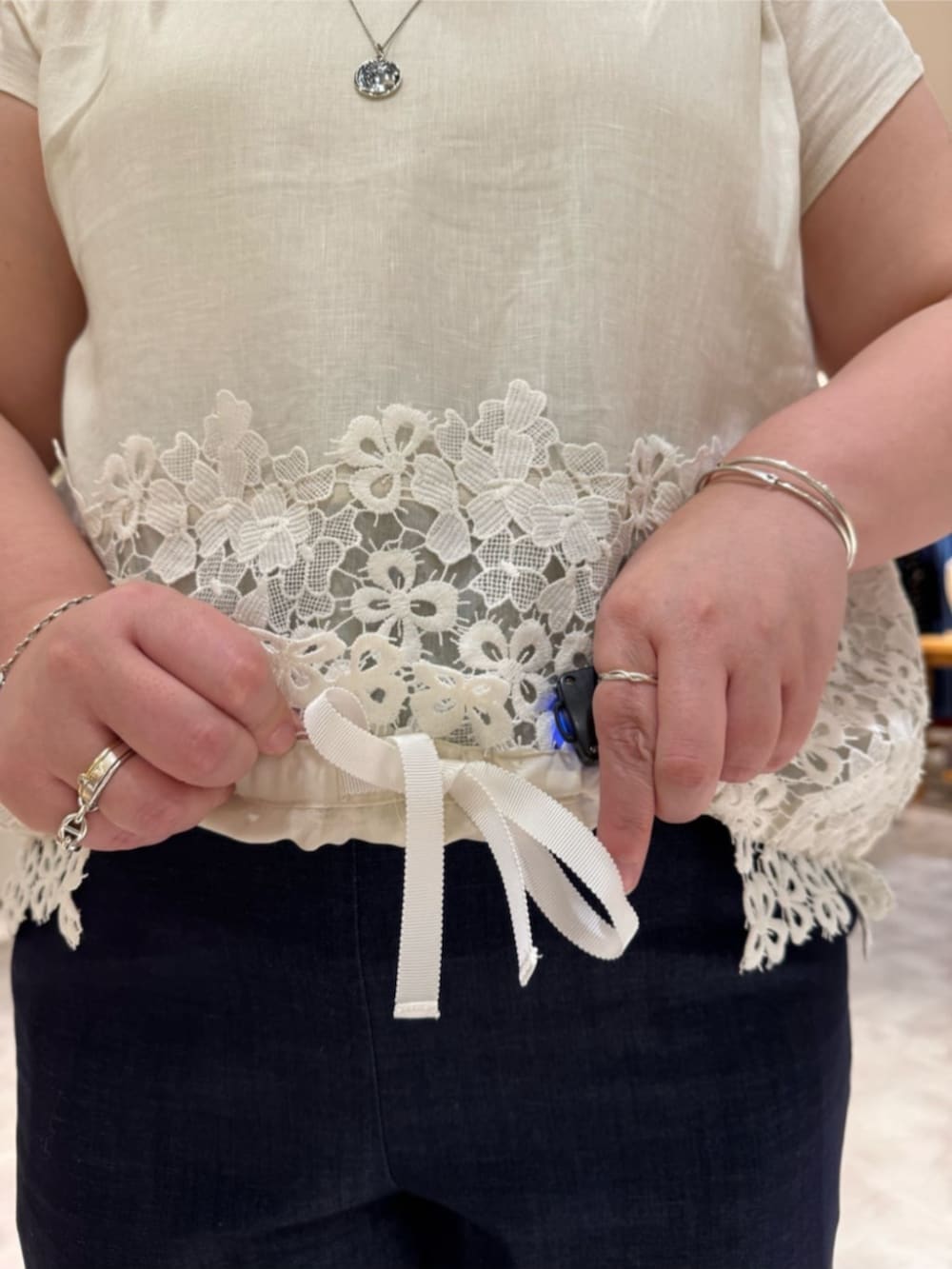 ブルー系のその他パンツ、ホワイト系のシャツ/ブラウスを着用したレディースの春コーディネートの8枚目の写真