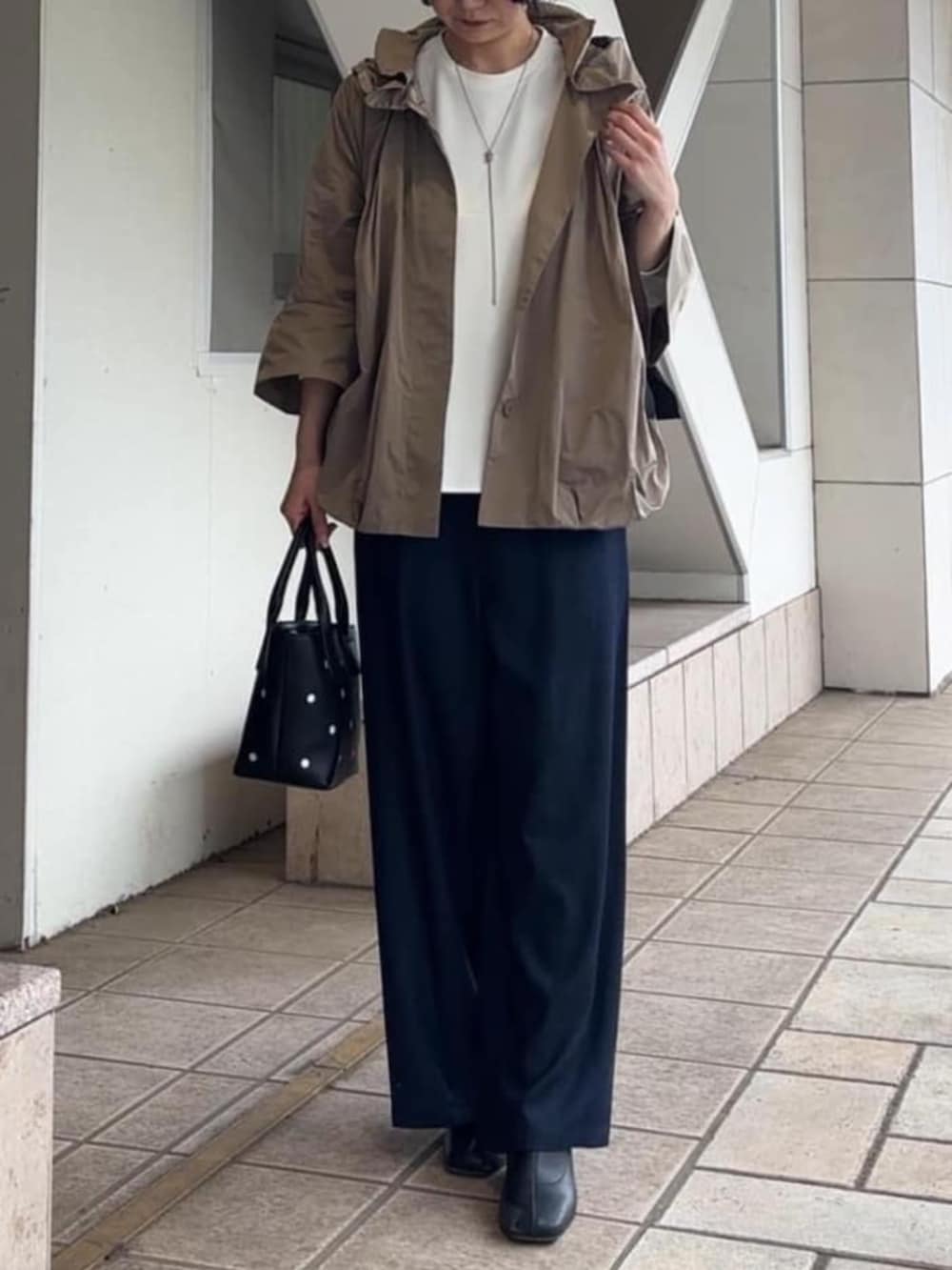 ブルー系のその他パンツ、ブラウン系のブルゾン、ホワイト系のTシャツ/カットソーを着用したレディースの冬コーディネートの3枚目の写真