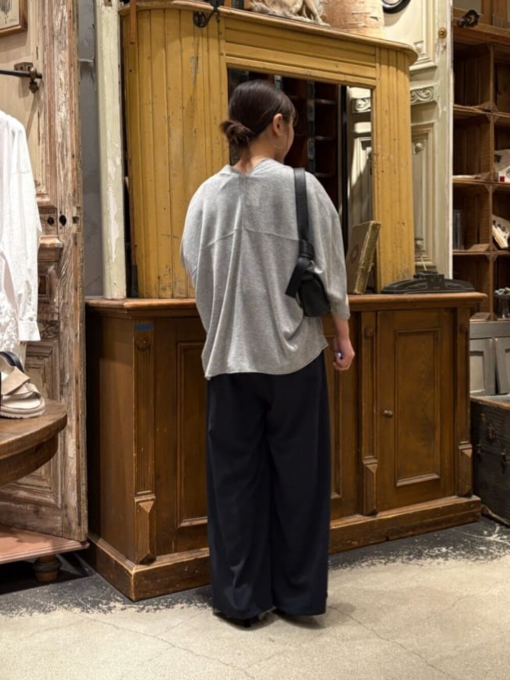 ブルー系のその他パンツ、グレー系のカーディガン/ボレロを着用したレディースの春コーディネートの4枚目の写真